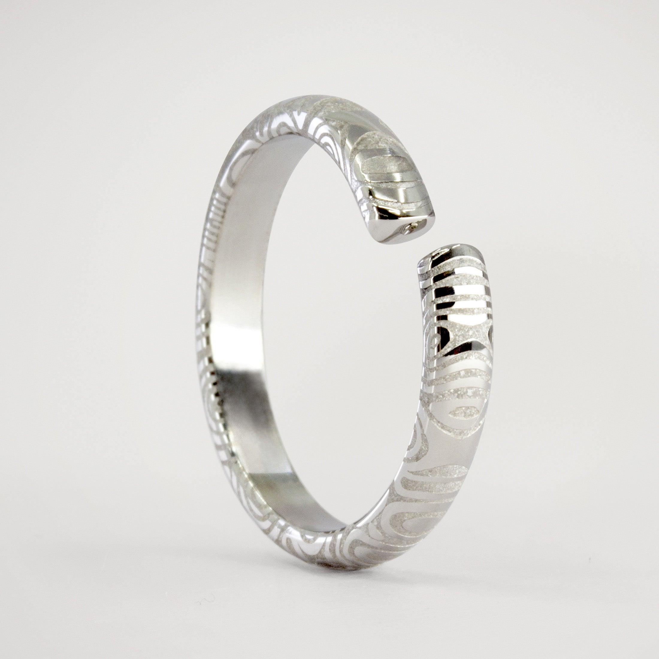 Anillo enlace de acero damasco media caña