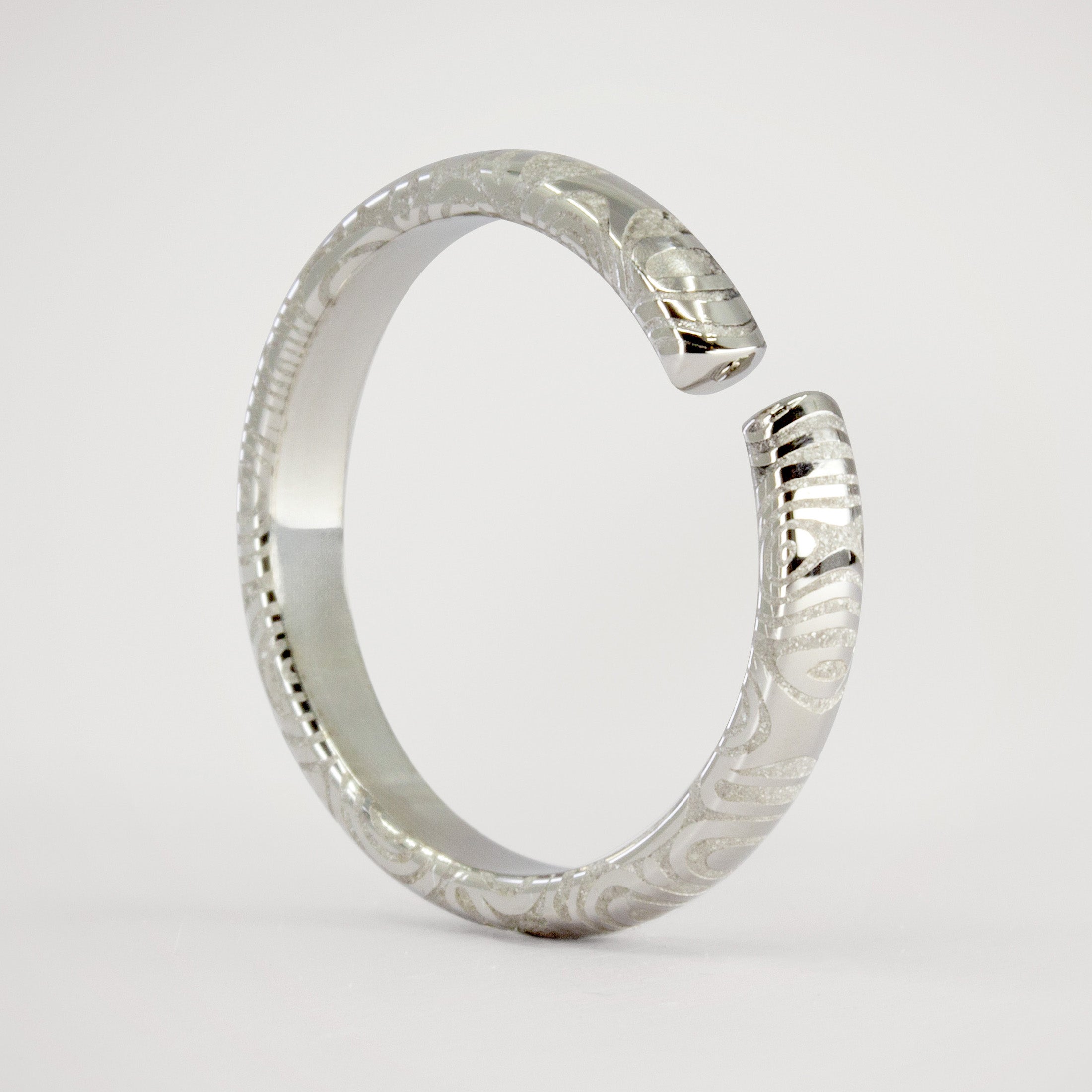 Anillo enlace de acero damasco media caña