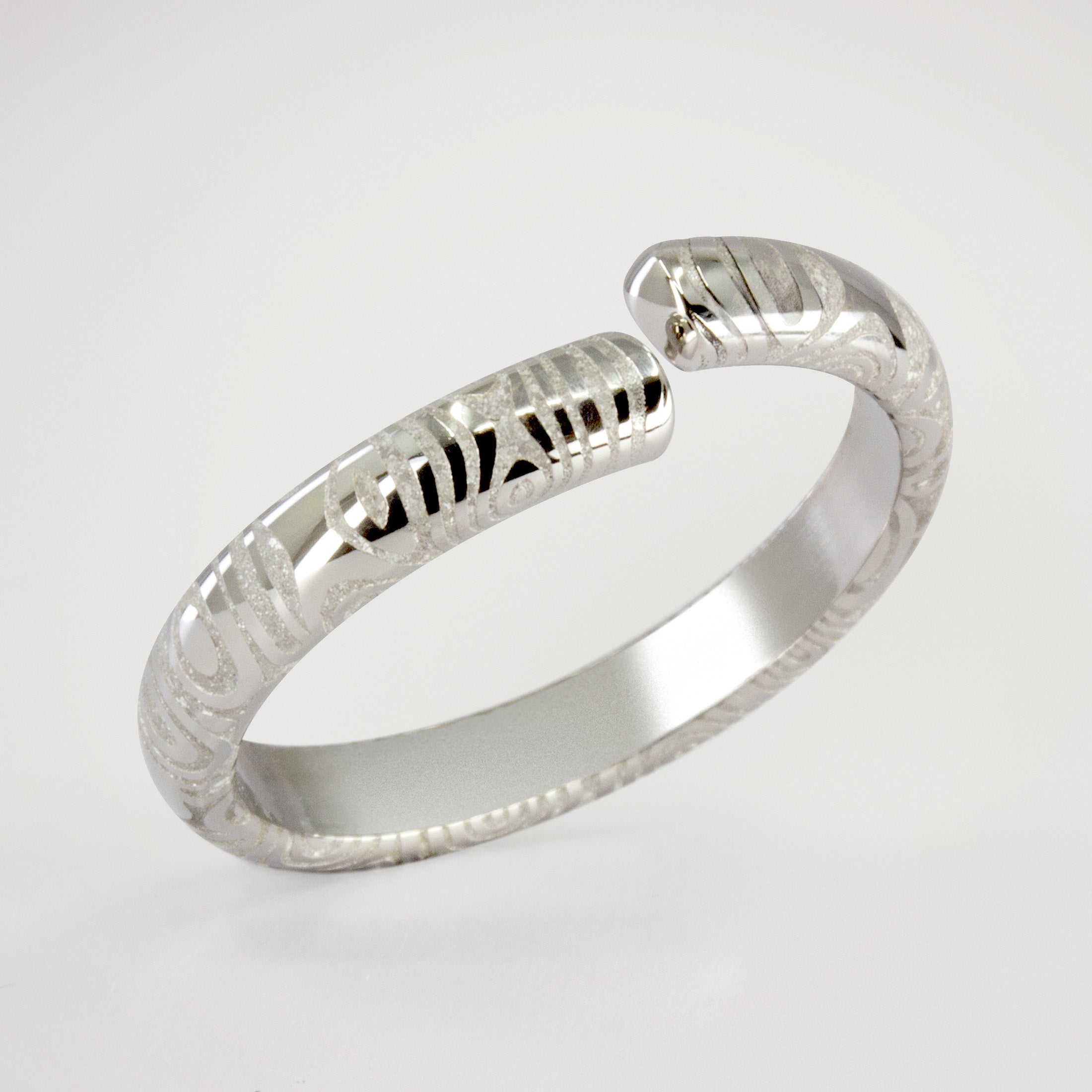 Anillo enlace de acero damasco media caña