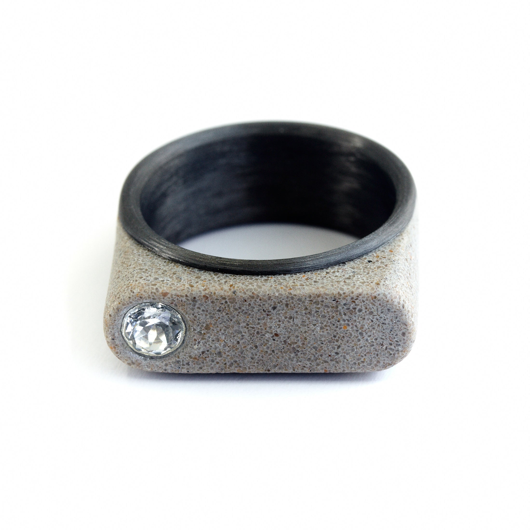 ANILLO NEO GRIS CARBONO CON CRISTAL