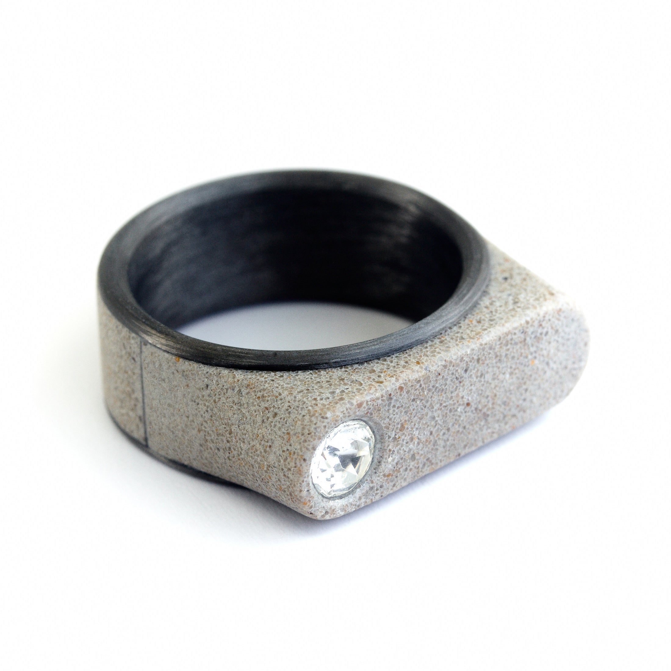 ANILLO NEO GRIS CARBONO CON CRISTAL