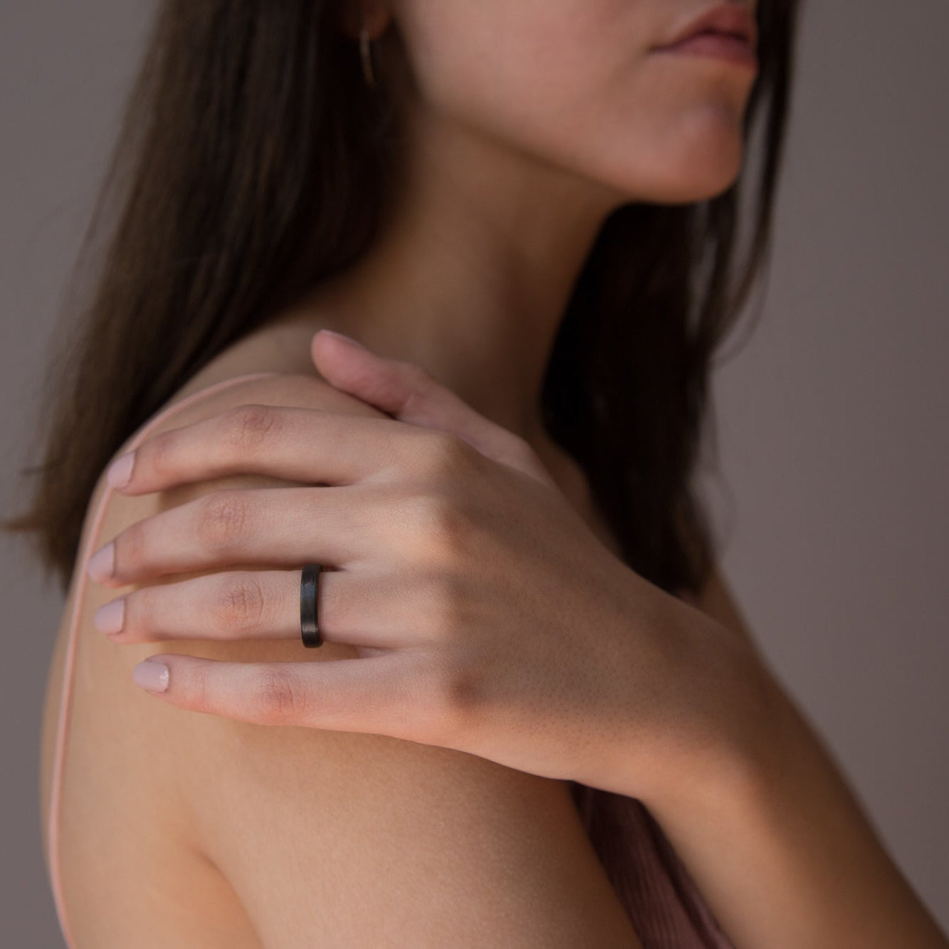 Anillo fibra de carbono cinta con cristal