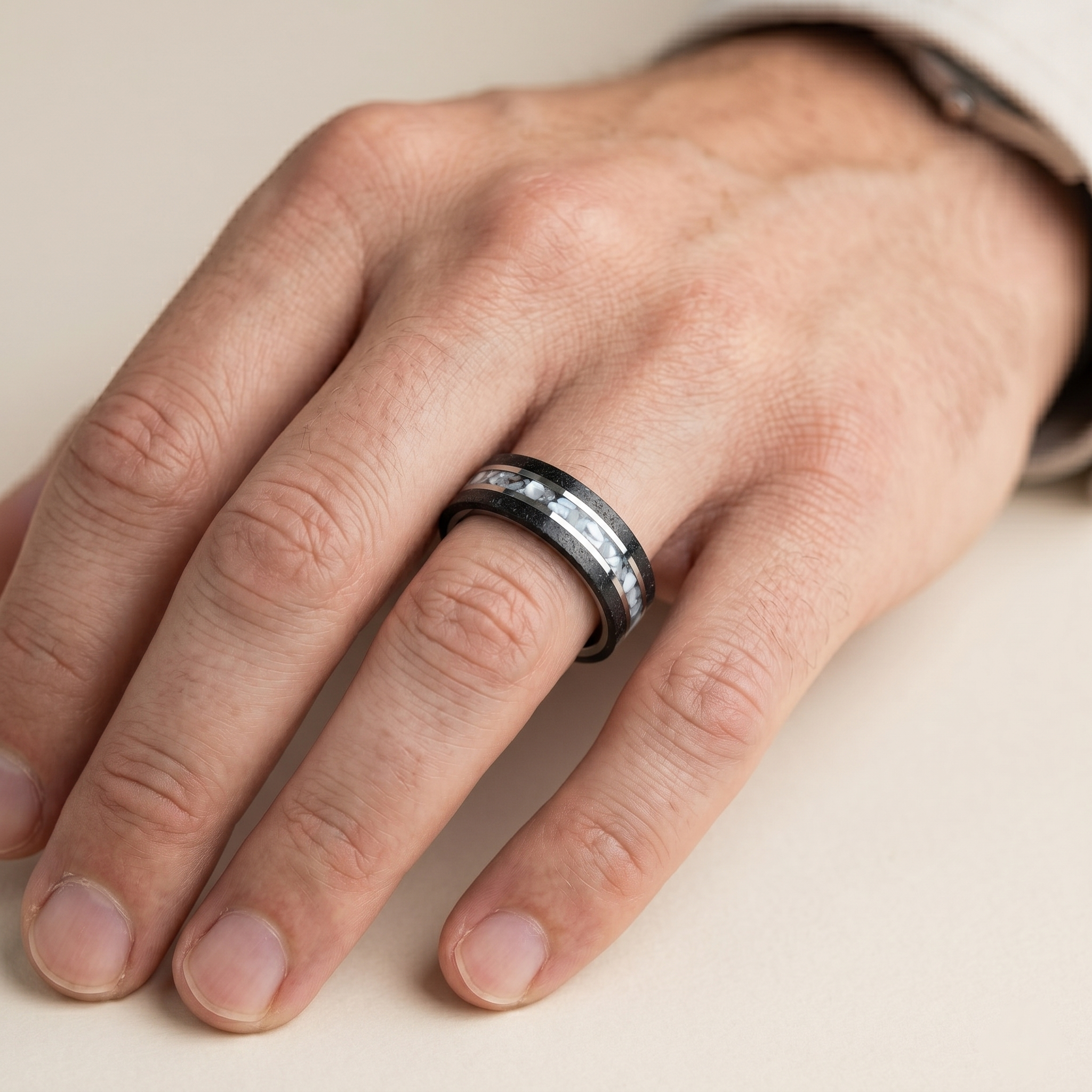 Anillo de nácar concreto y titanio