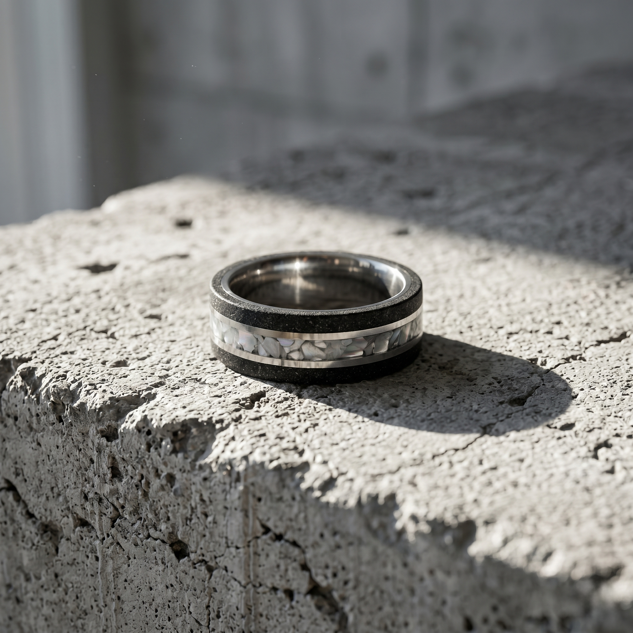 Anillo de nácar concreto y titanio