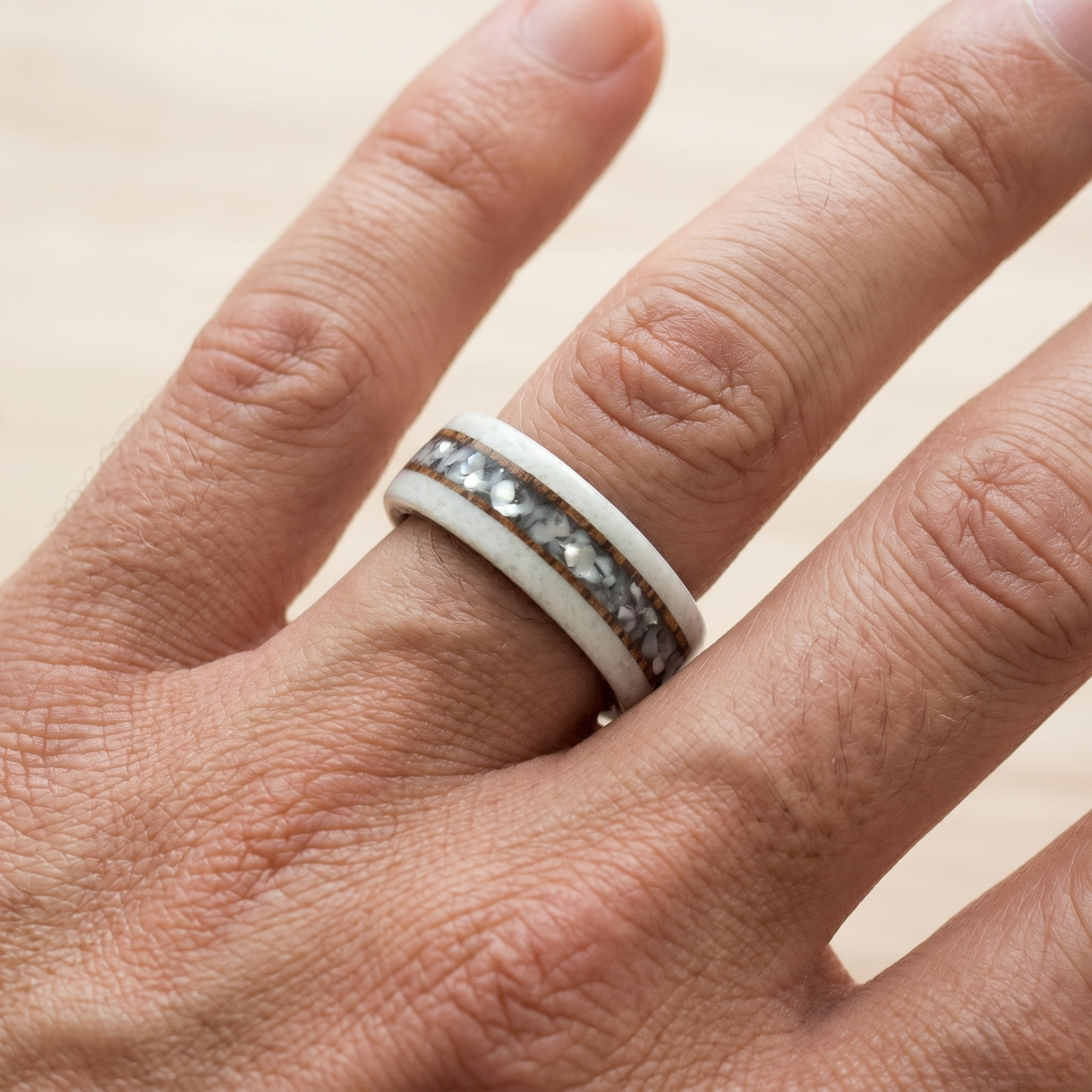 Anillo nácar mármol de carrara y madera
