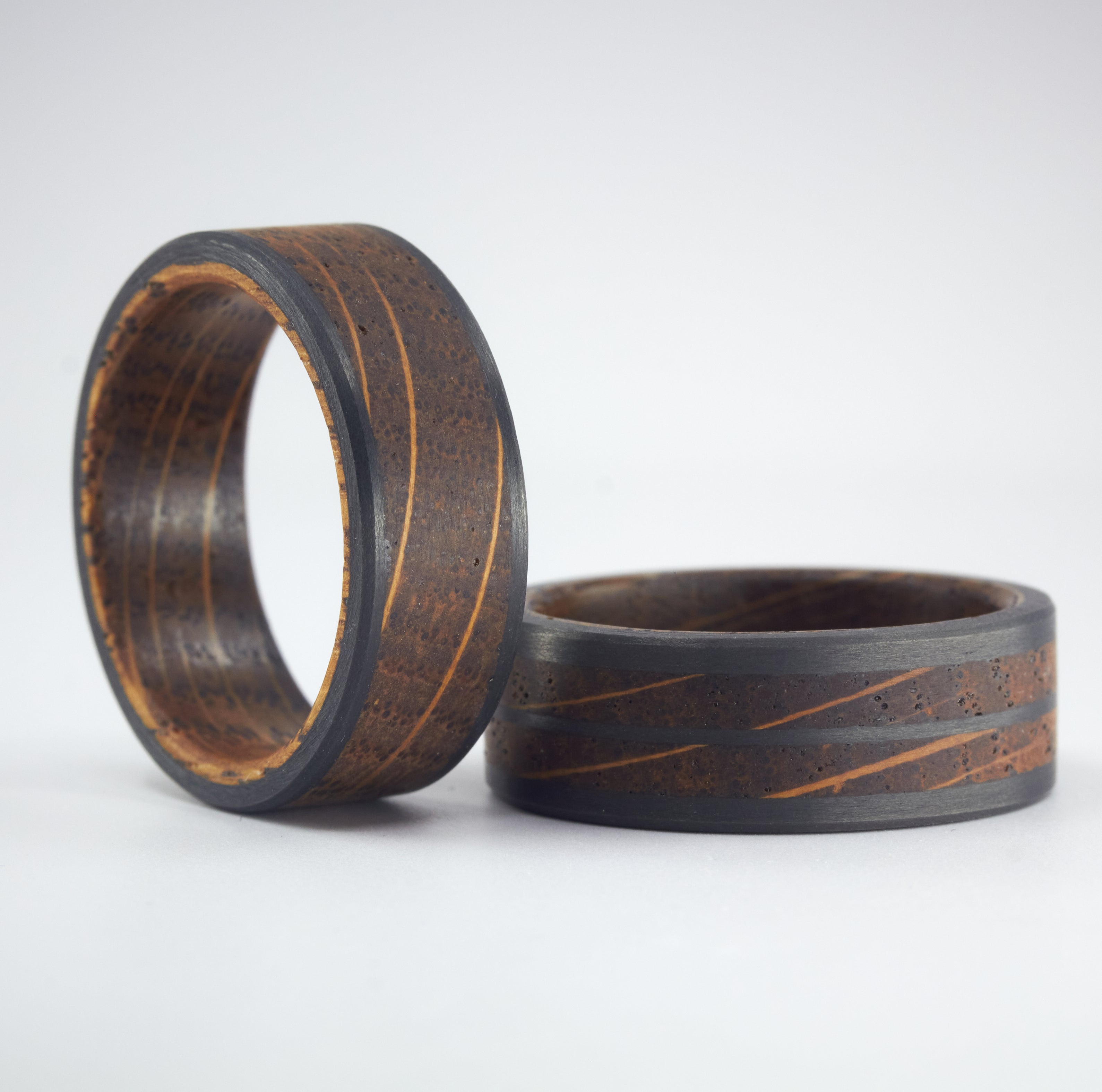 Anillo de madera de barrica y fibra de carbono