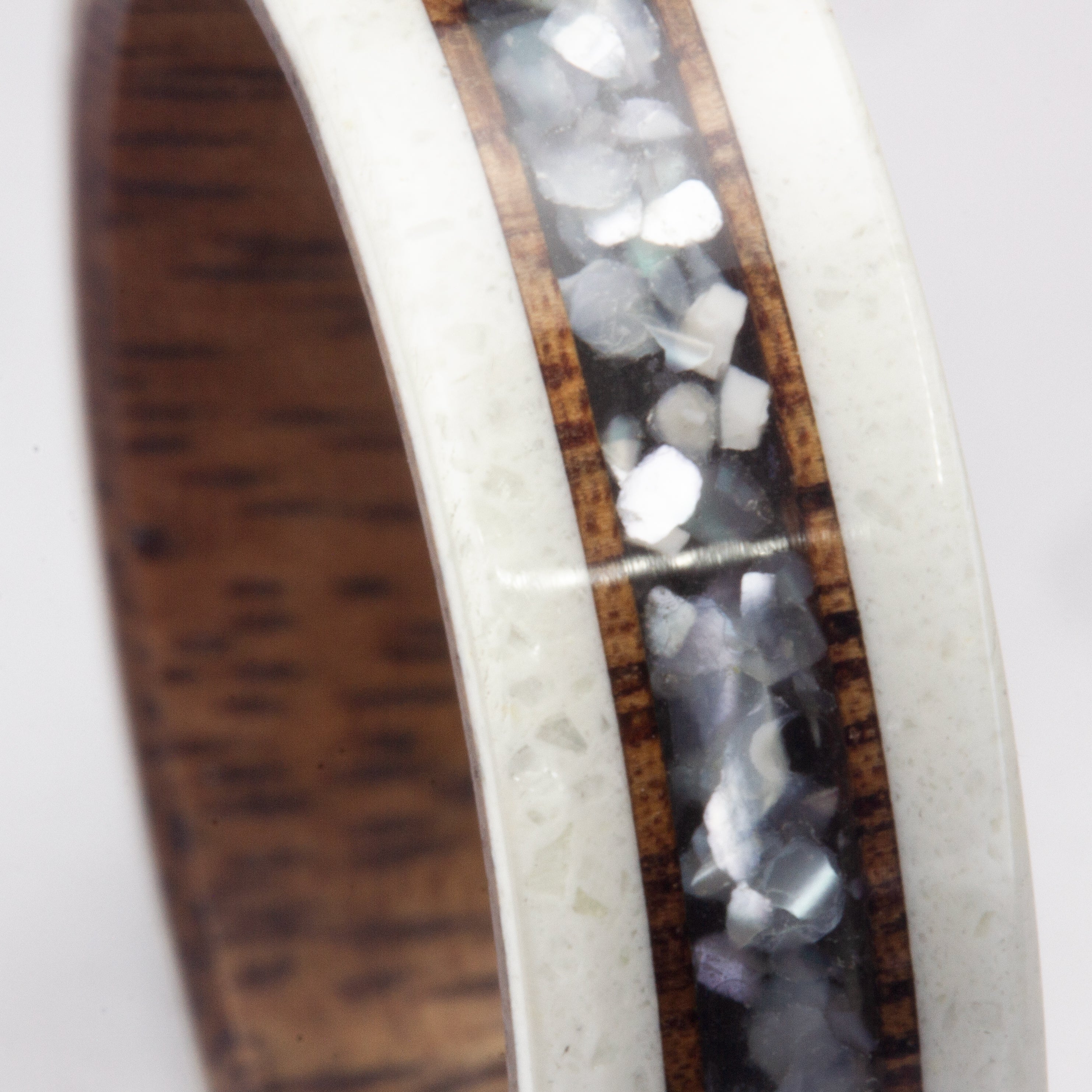 Anillo nácar, mármol de carrara y madera