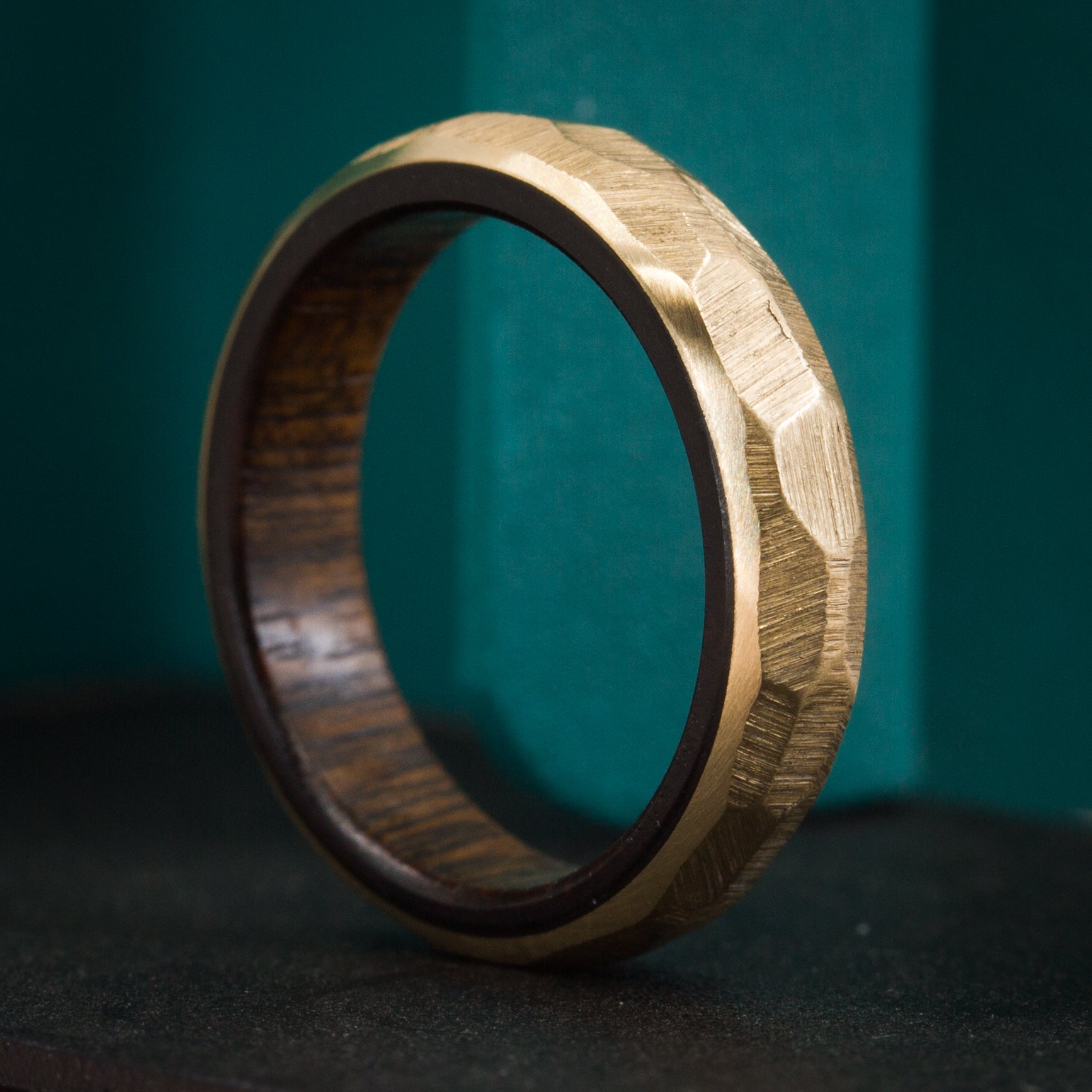 Anillo oro martillado y madera
