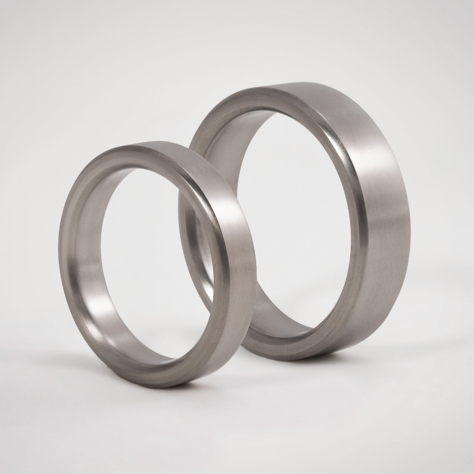 Set alianzas titanio mate planas