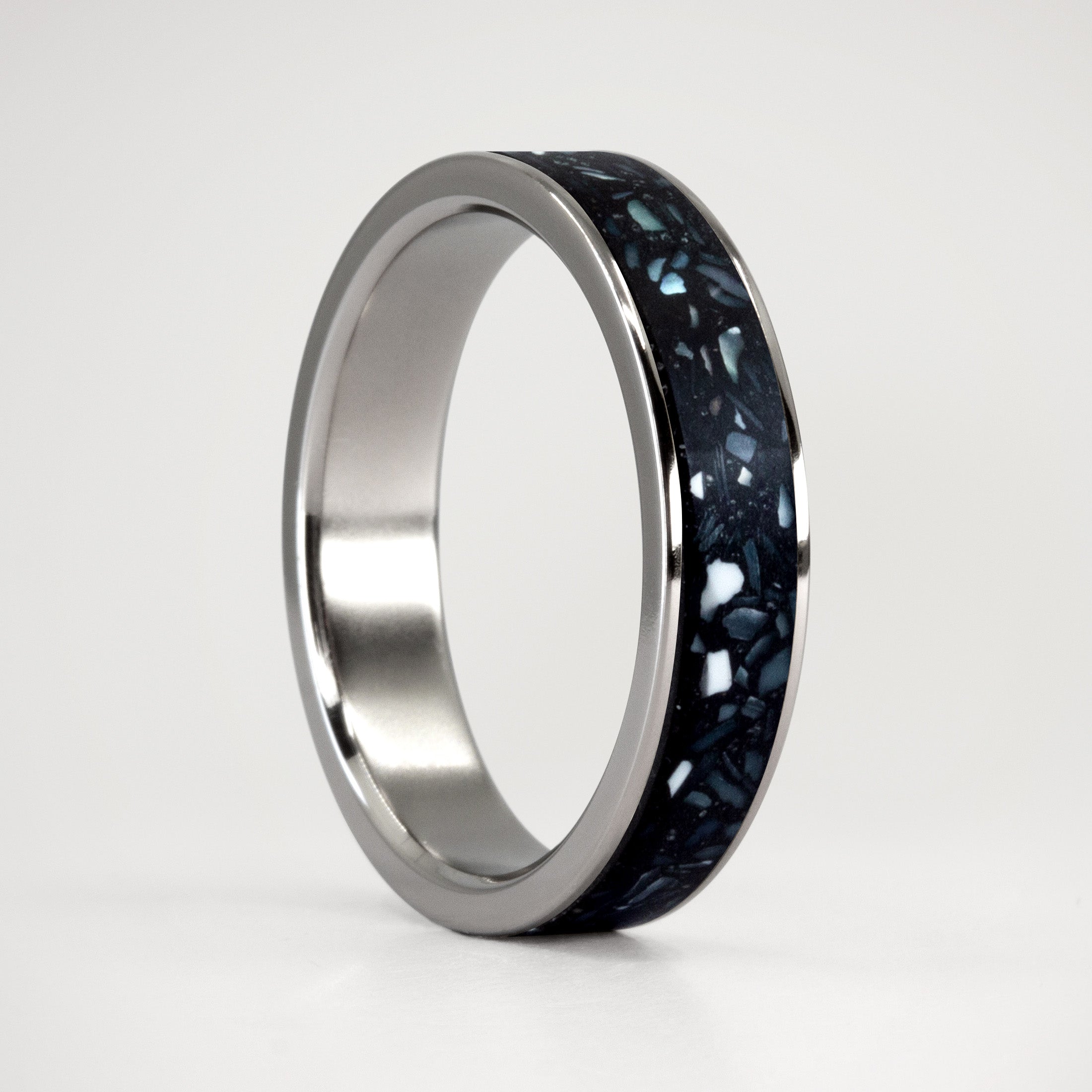 Anillo parallels nácar, concreto y titanio