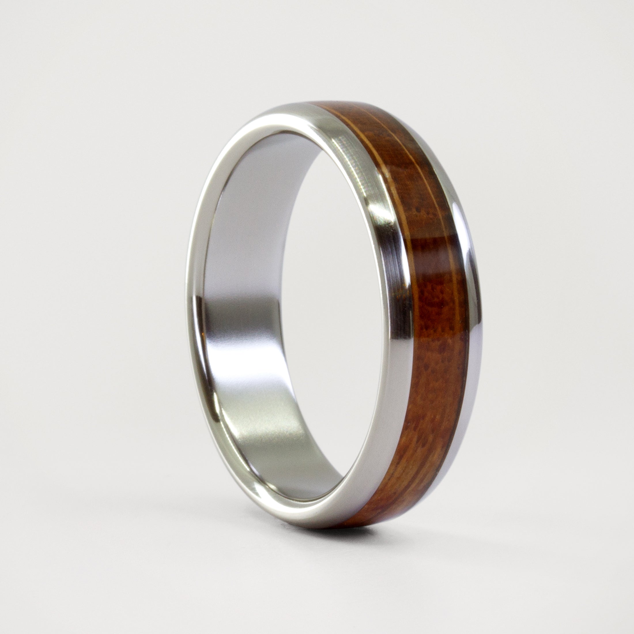 Anillo de madera de barrica con titanio media caña