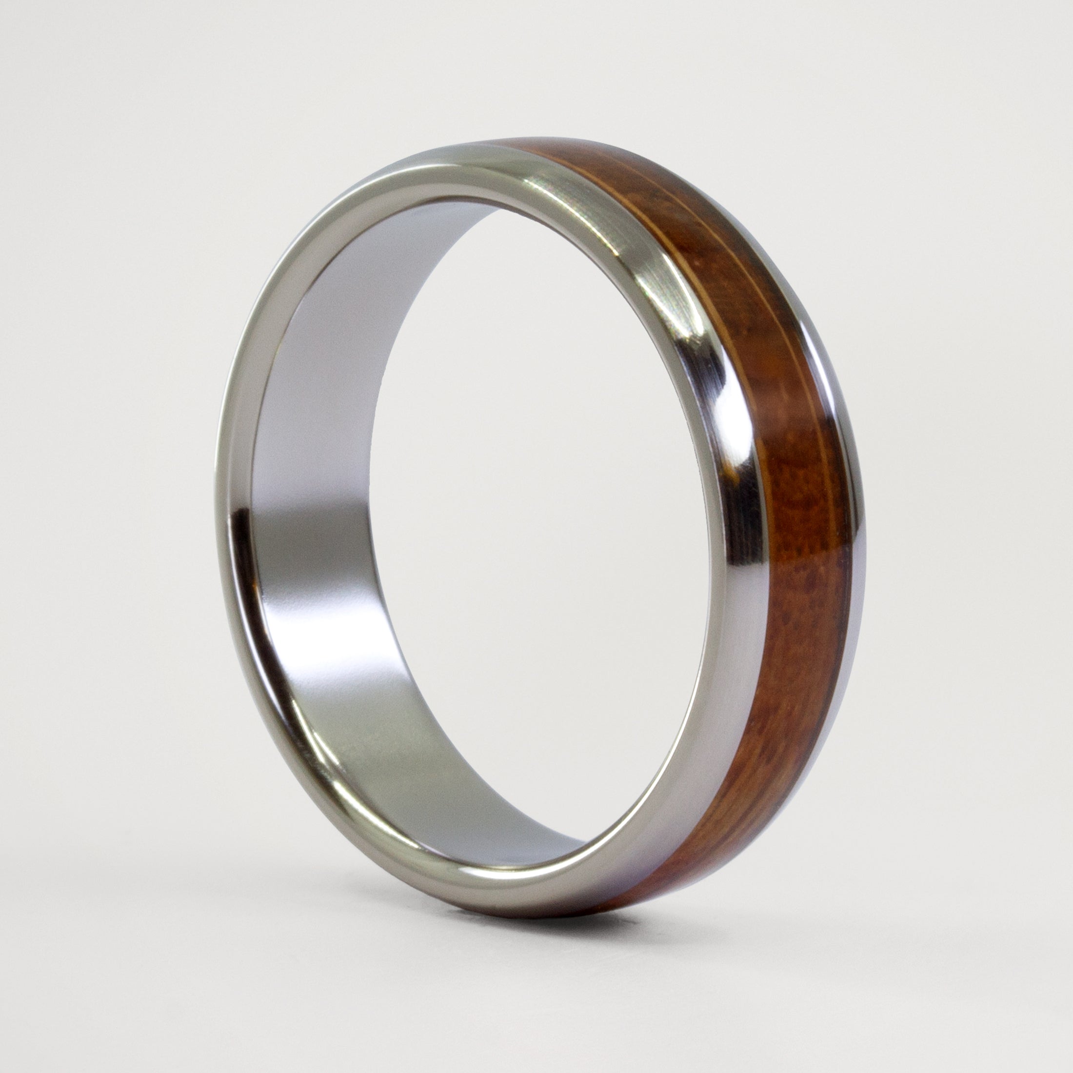 Anillo de madera de barrica con titanio media caña