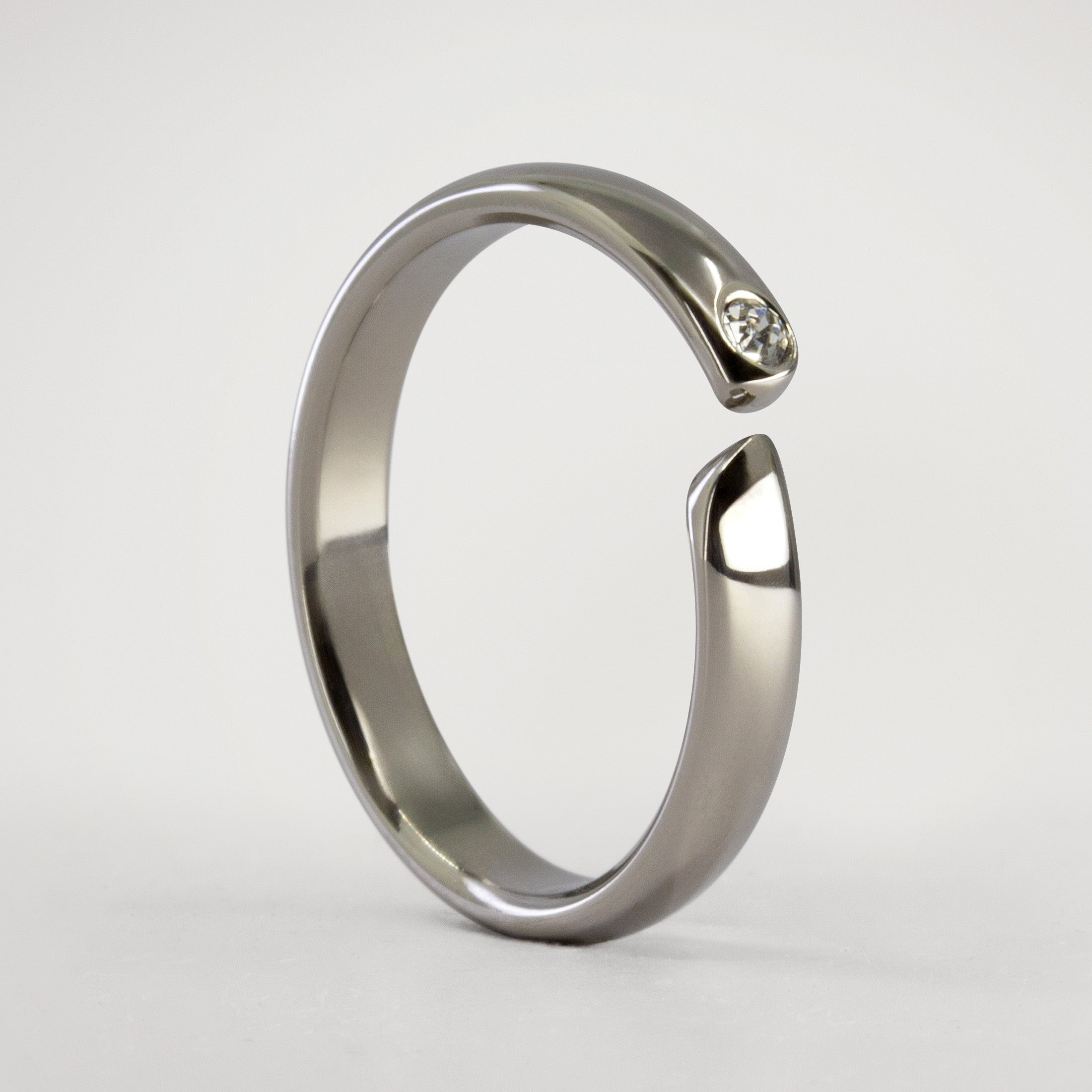 Anillo enlace de titanio pulido con 1 cristal blanco