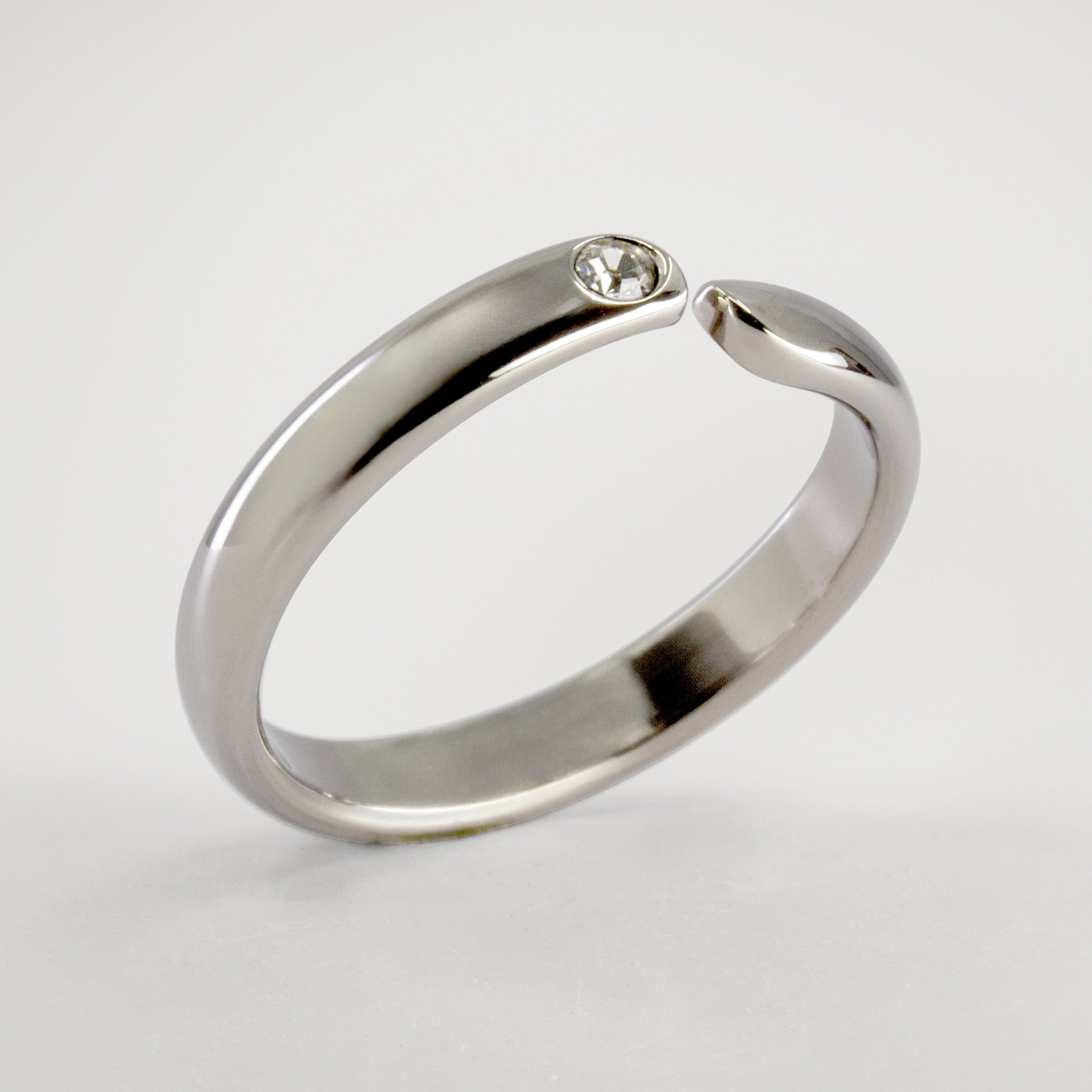 Anillo enlace de titanio pulido con 1 cristal blanco