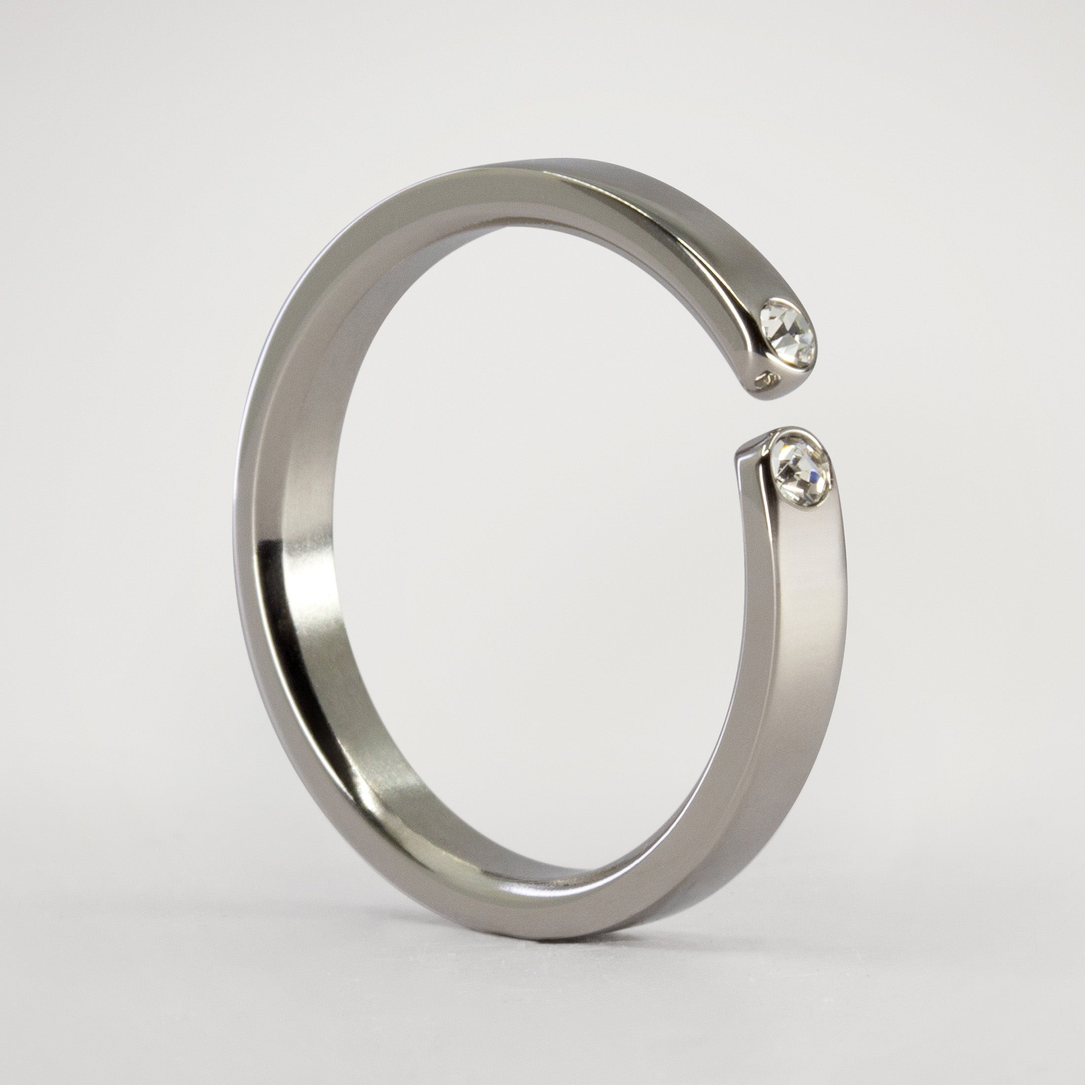 Anillo enlace de titanio pulido cinta con 2 cristales blancos