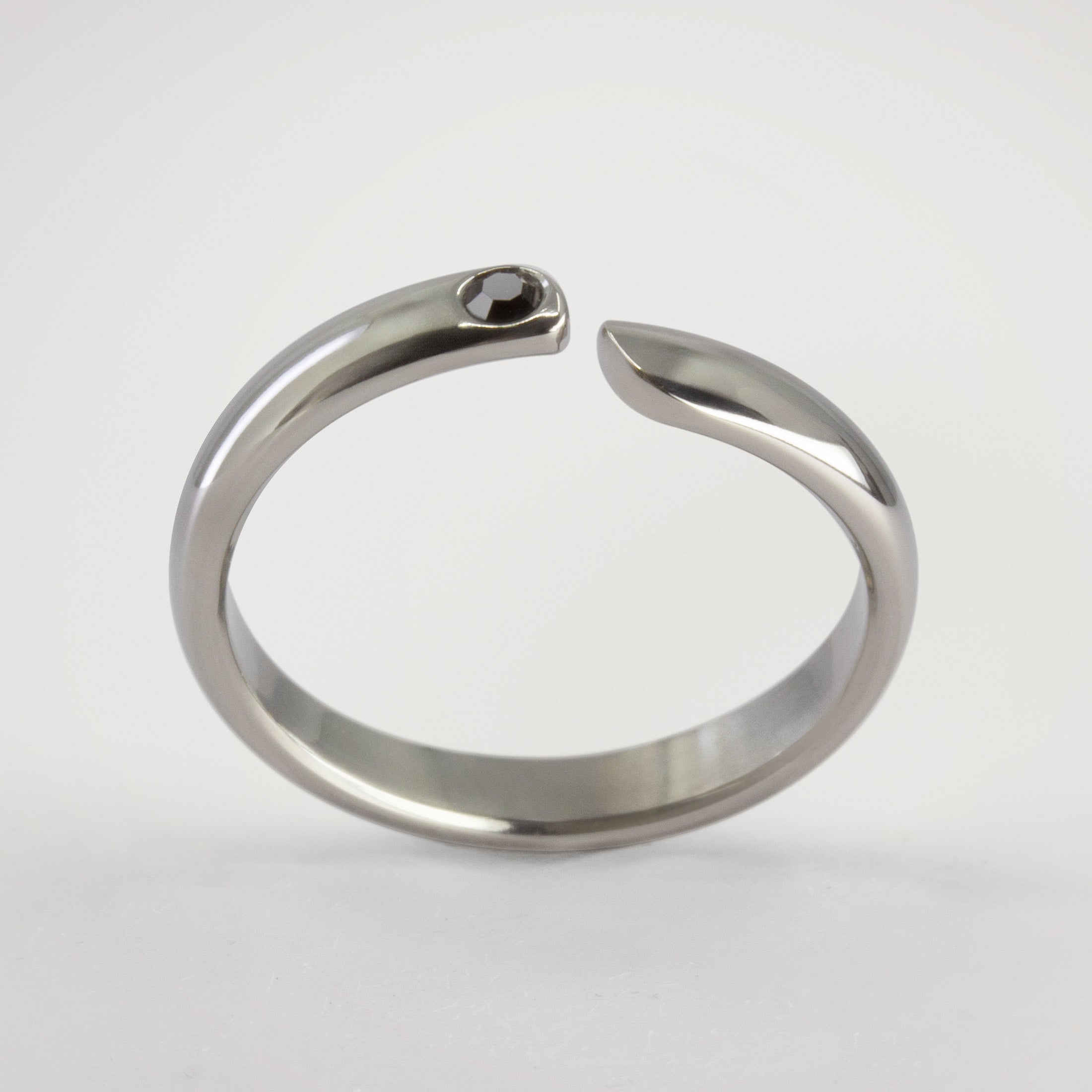 Anillo enlace de titanio pulido con 1 cristal negro