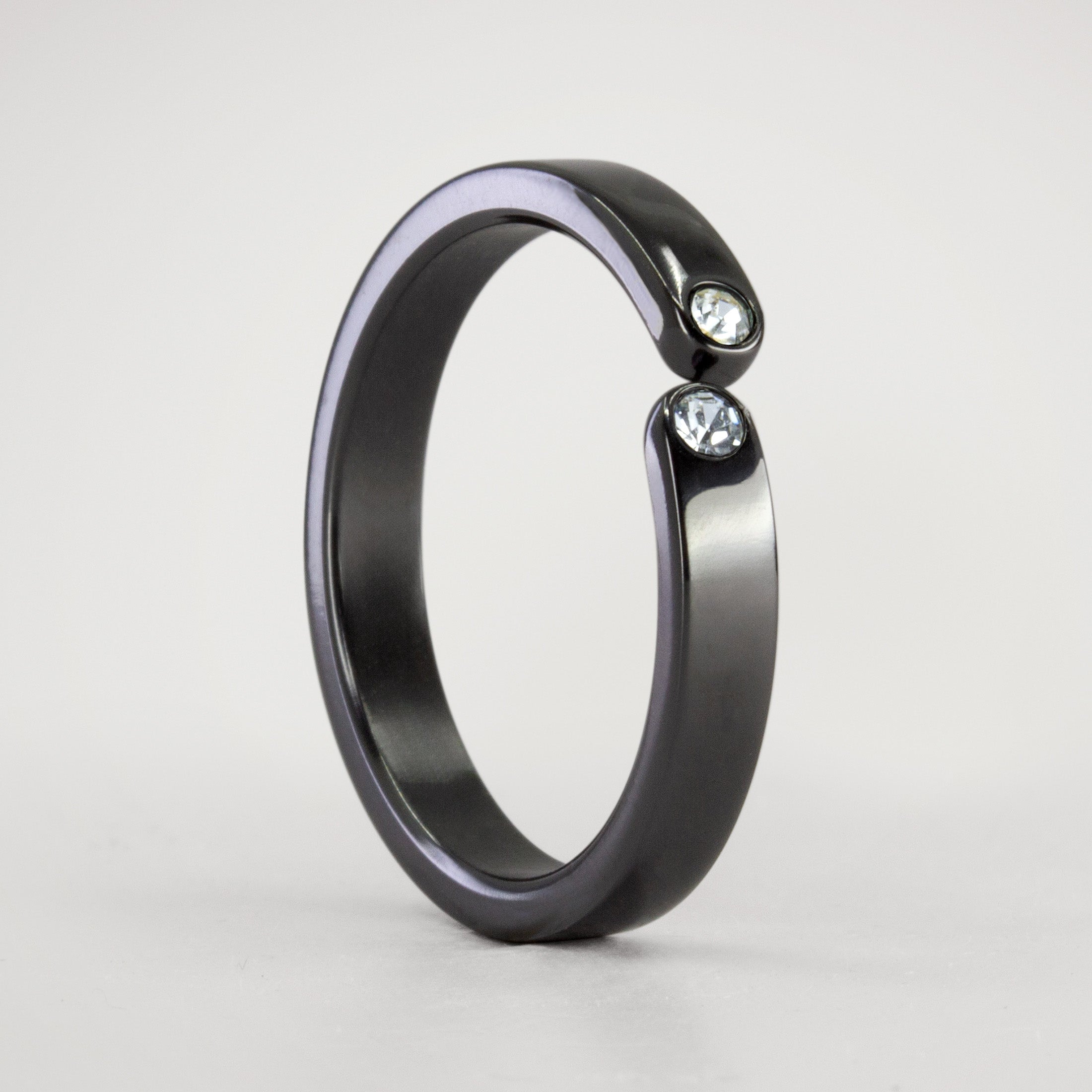 Anillo enlace zirconio cinta con 2 cristales blancos