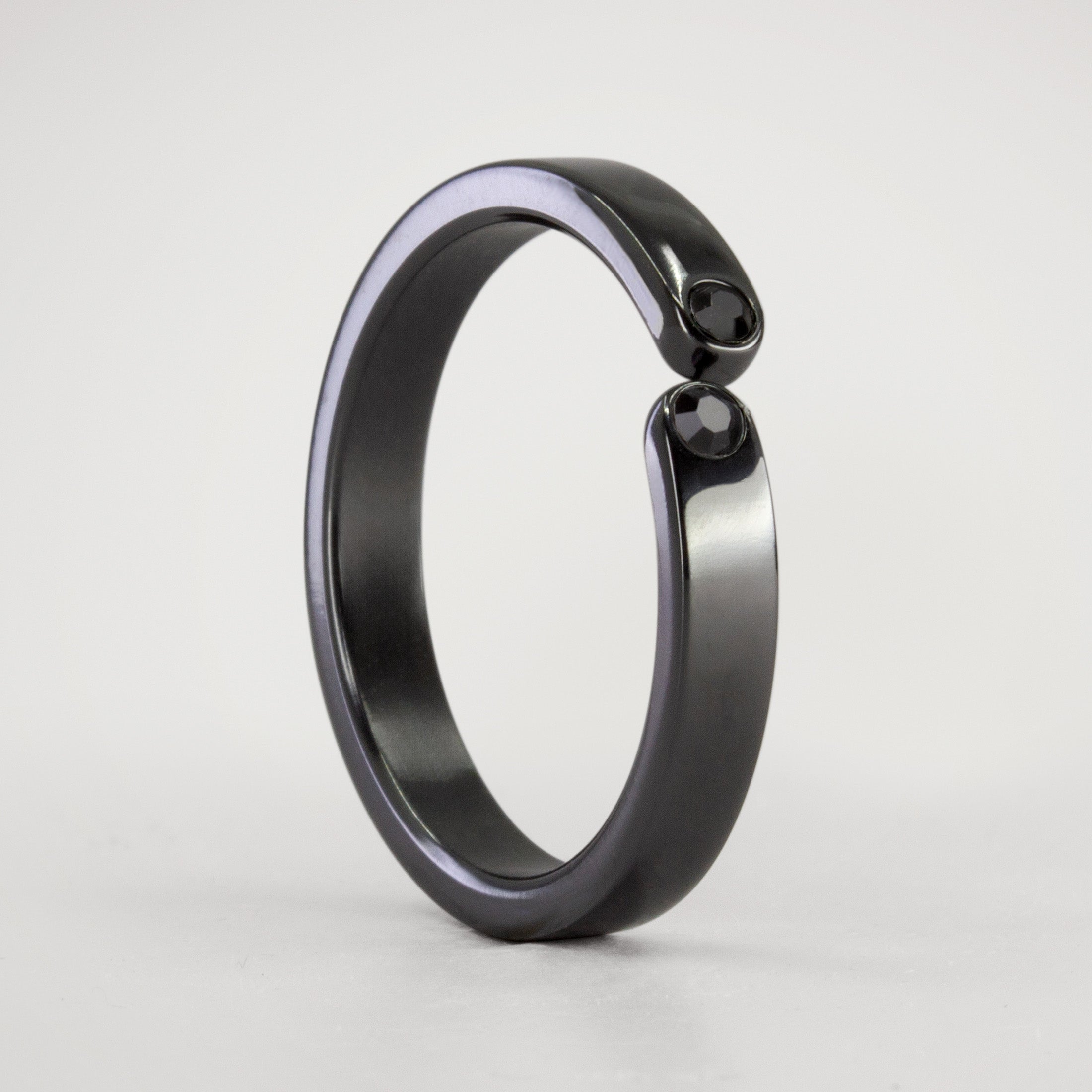 Anillo enlace zirconio cinta con 2 cristales negros