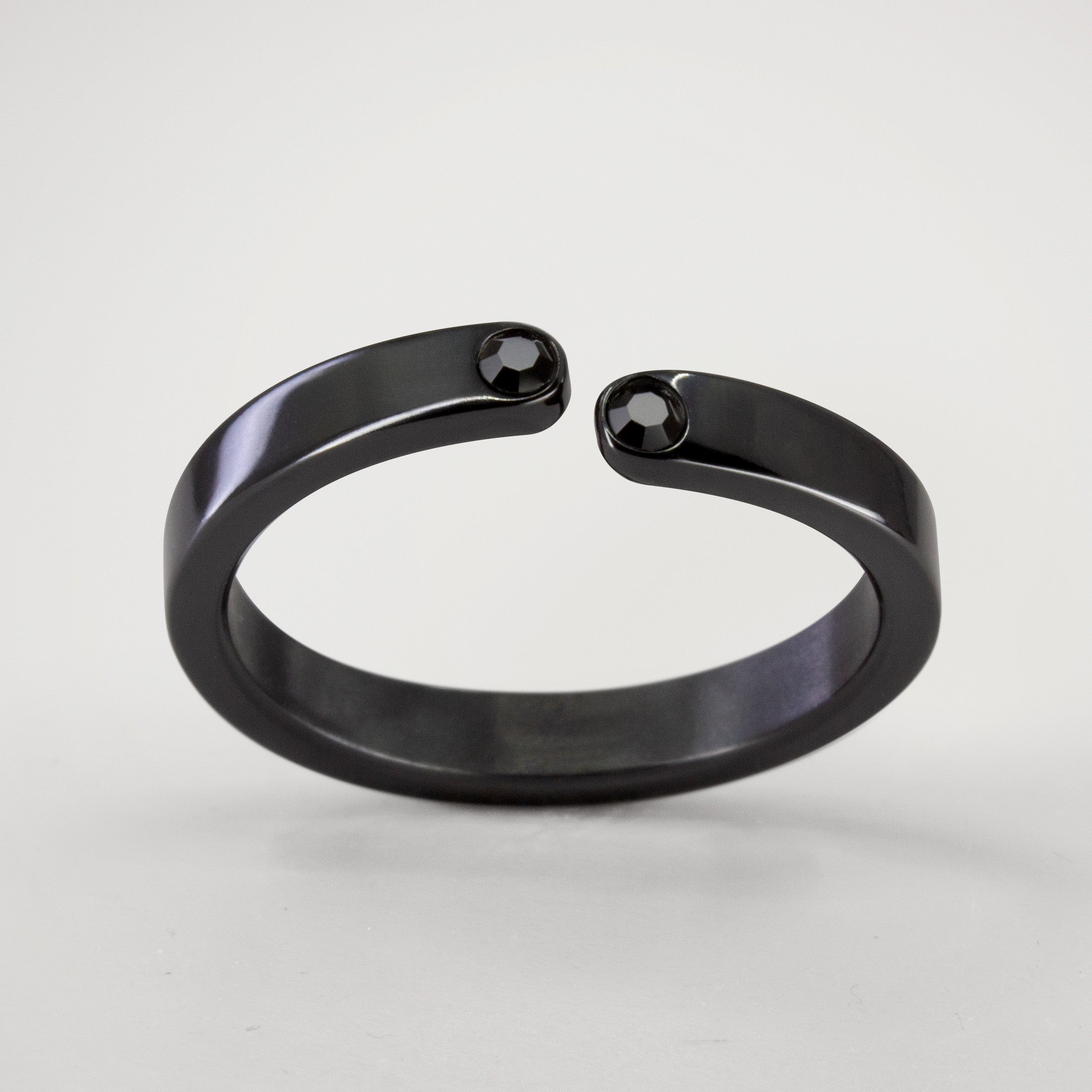 Anillo enlace zirconio cinta con 2 cristales negros