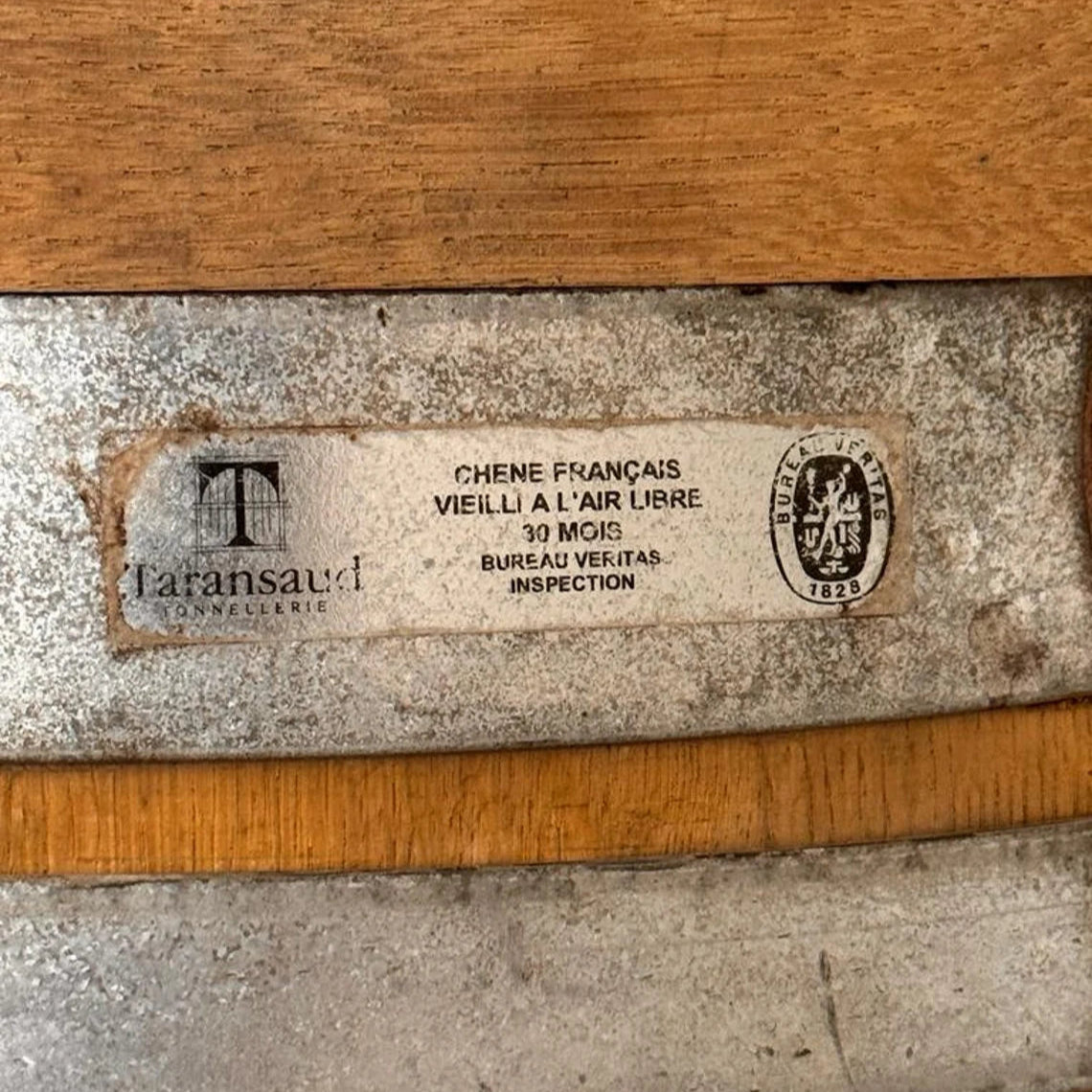 Anillo de madera de barrica con titanio media caña