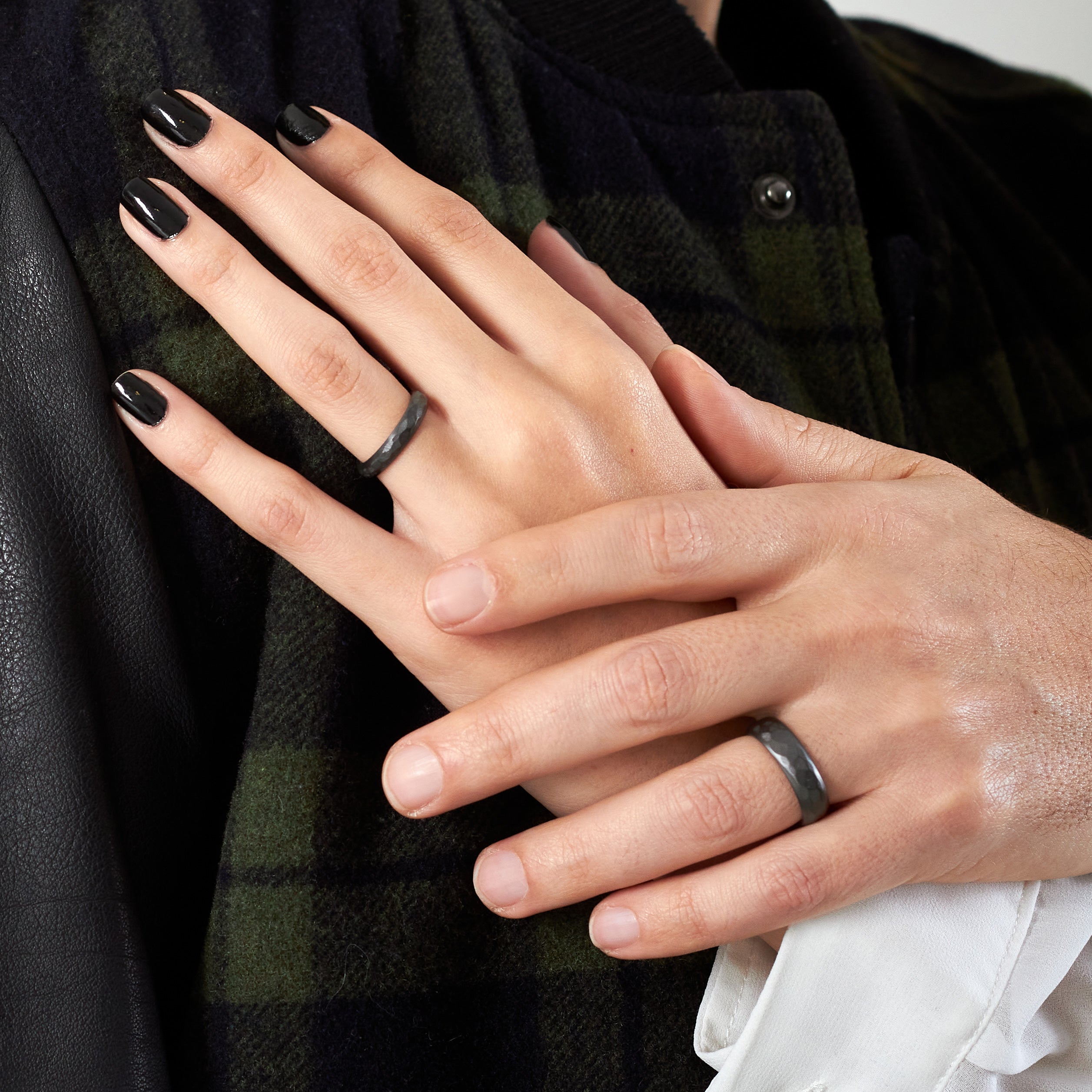 Anillo martillado Zirconio y Trustone Blanco