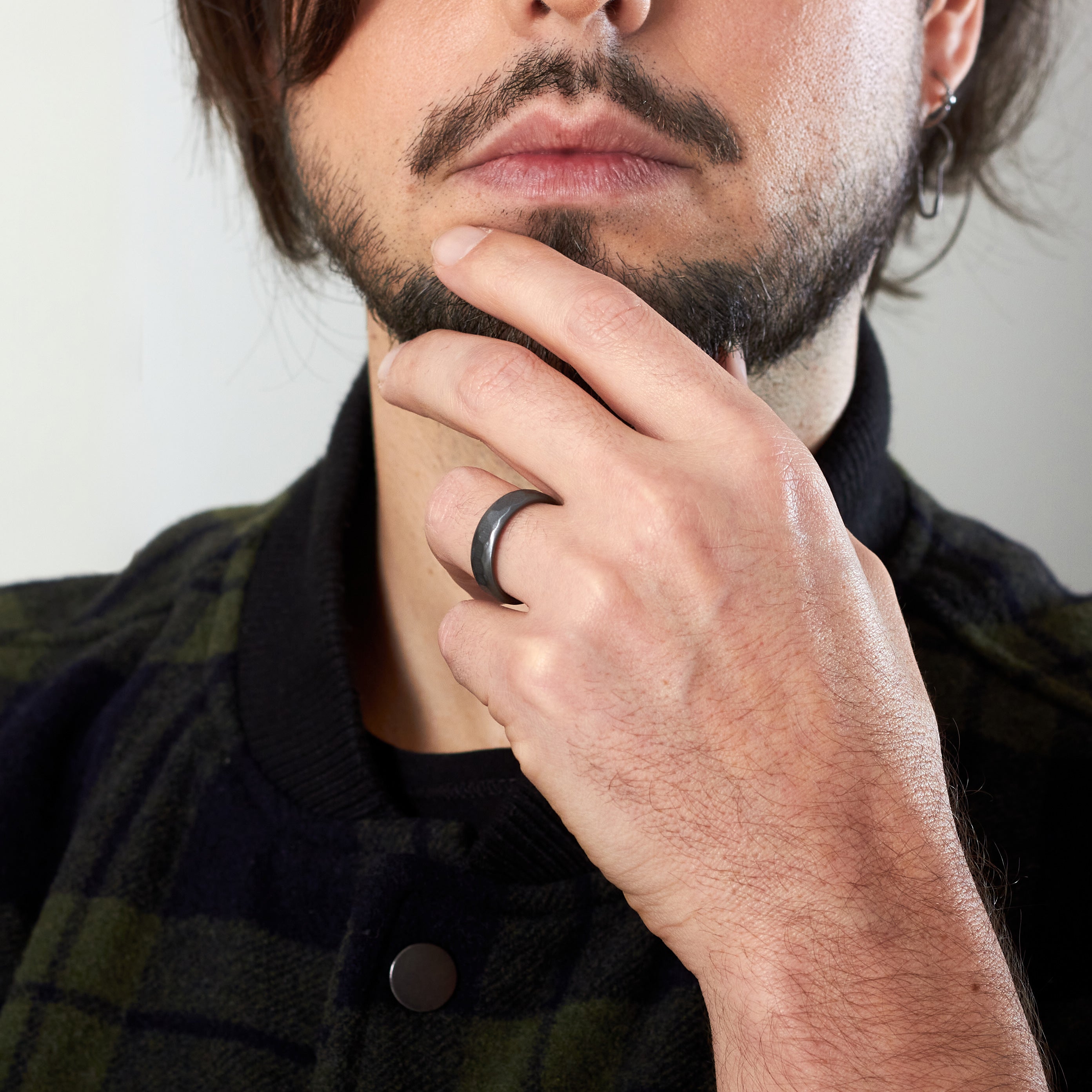 Anillo martillado Zirconio y Trustone negro