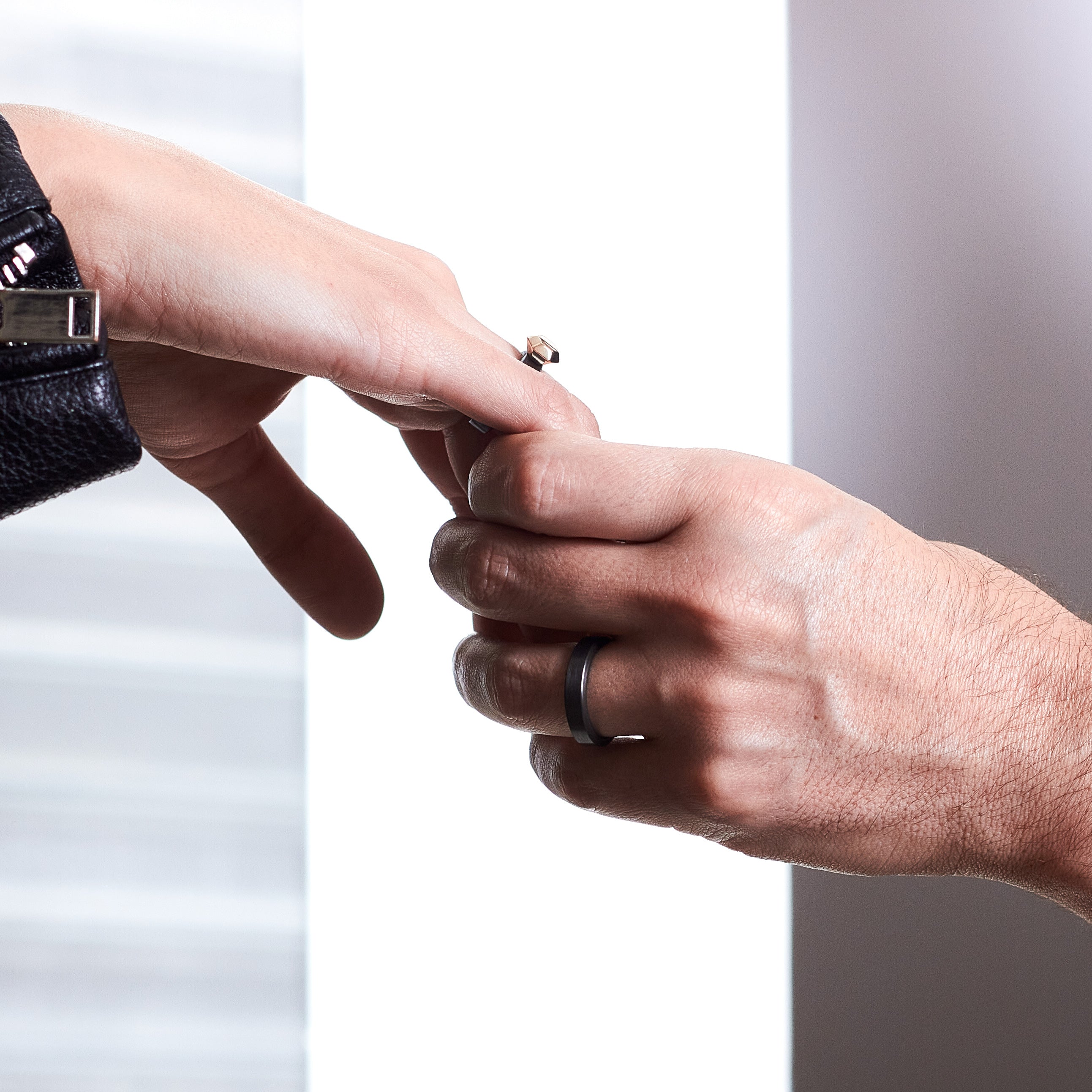 Set alianzas zirconio cepillado con diamante de oro