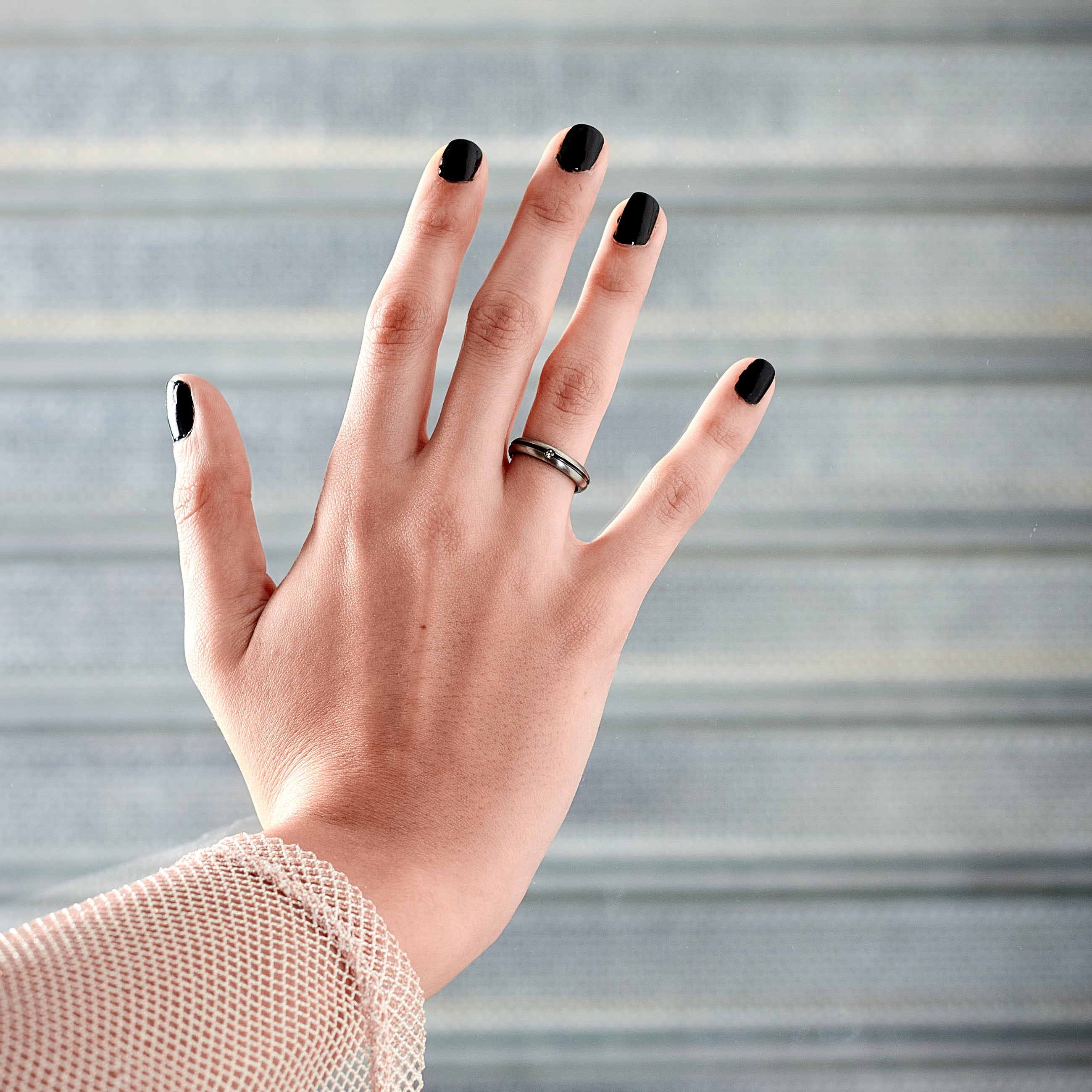 Anillo bajorrelieve zirconio plateado con cristal