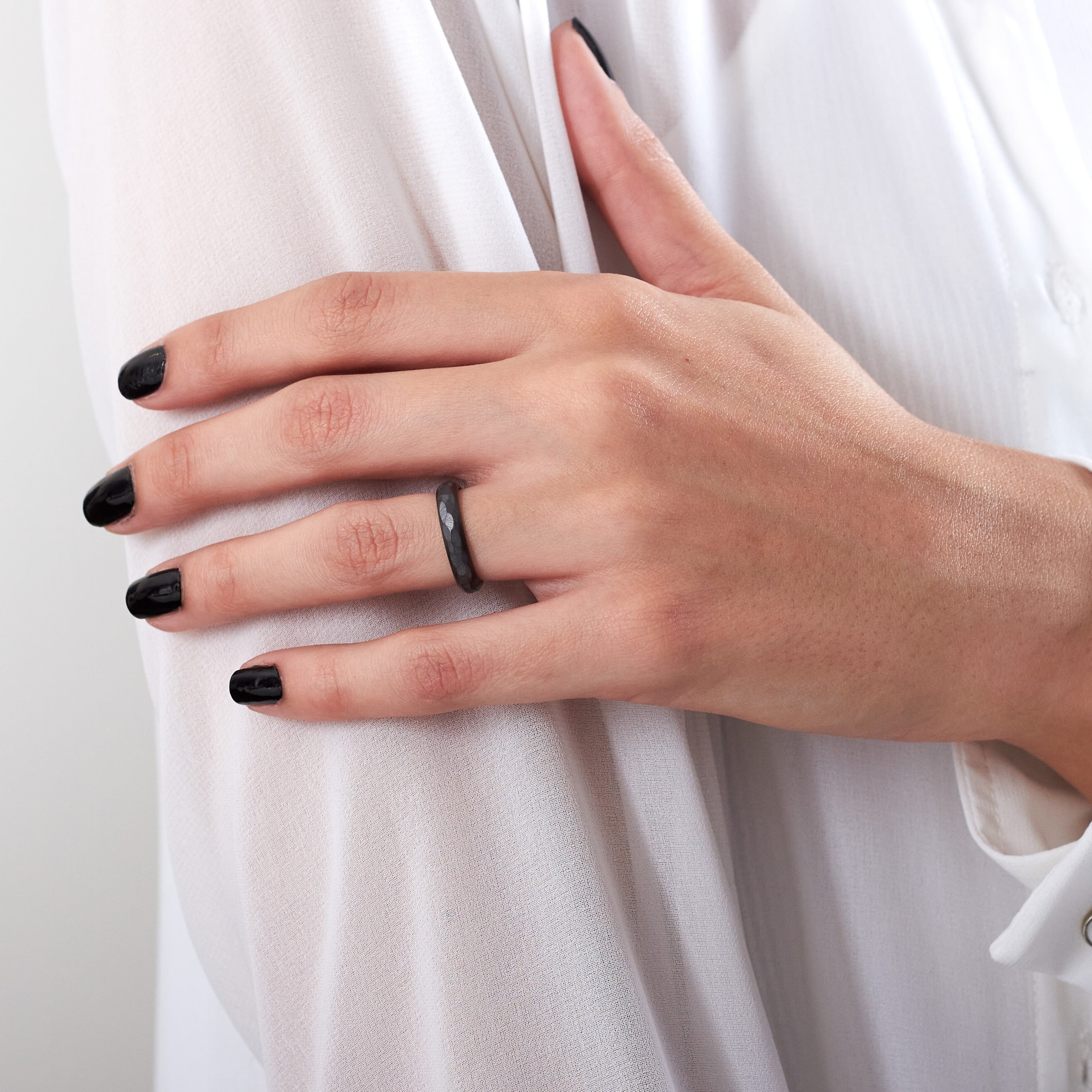 Anillo martillado zircornio