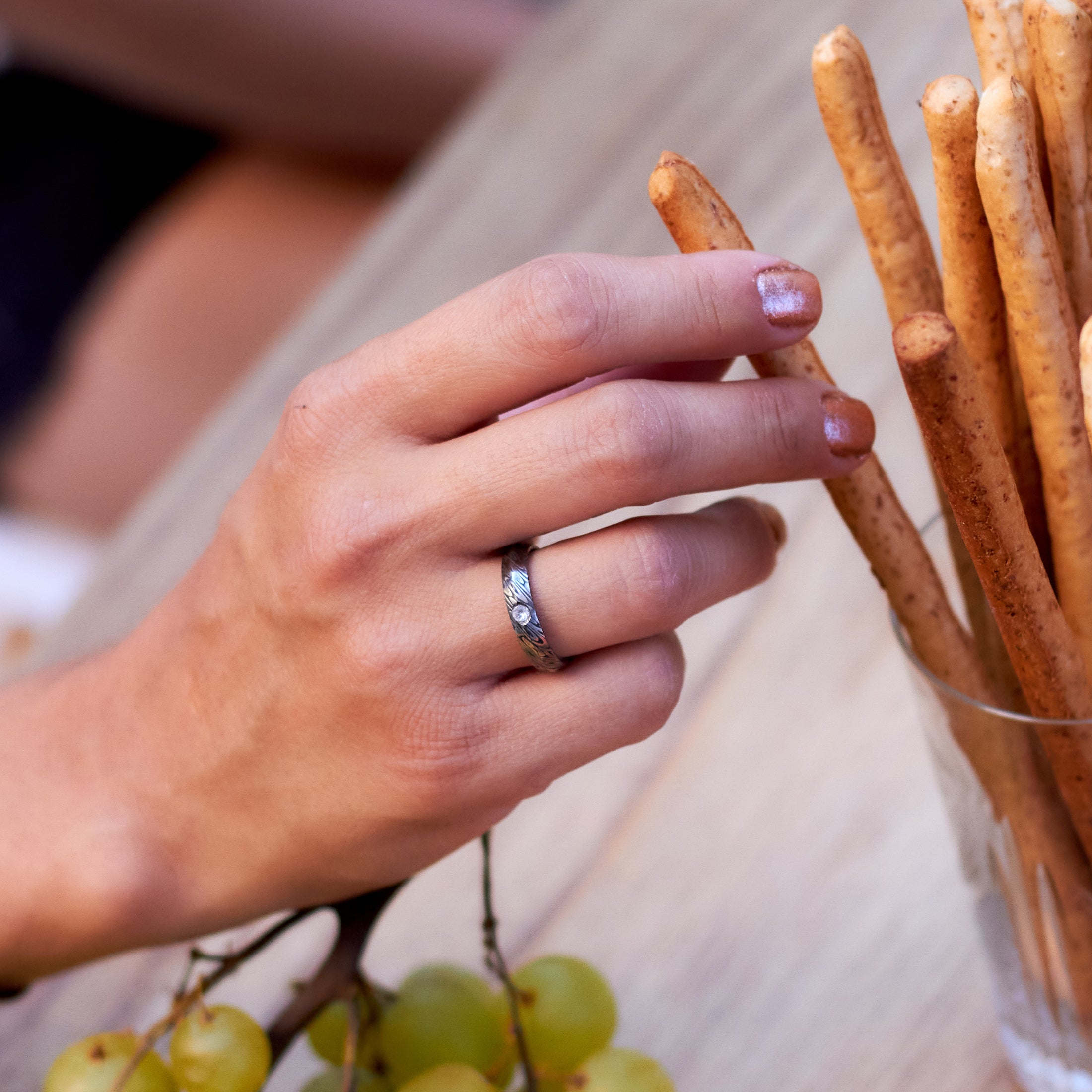 Anillo acero damasco BTÑ añejado platillo con cristal