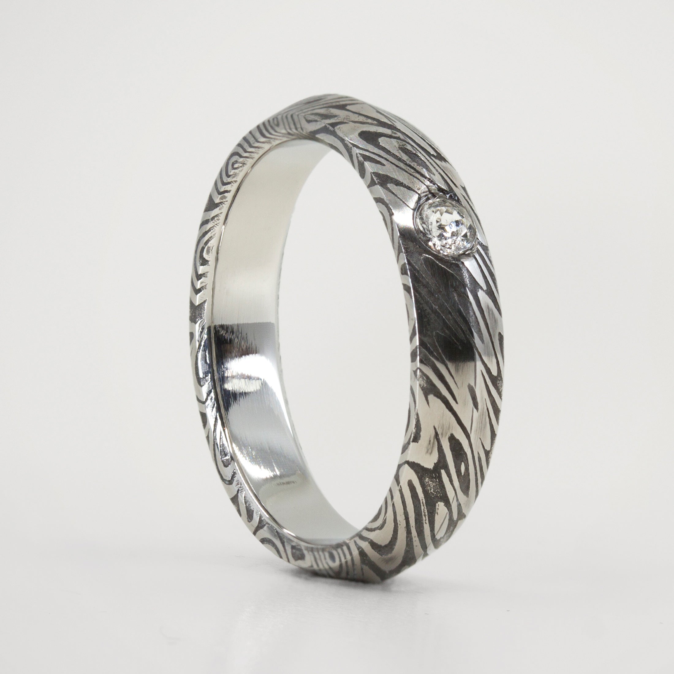 Anillo acero damasco BTÑ añejado platillo con cristal