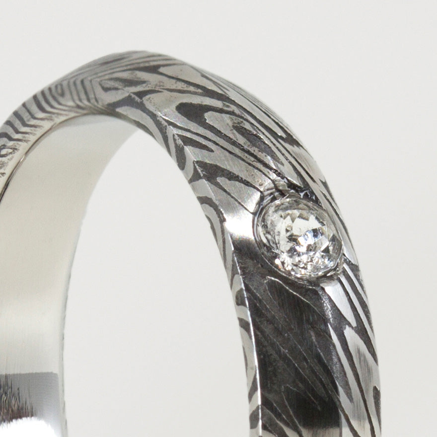 Anillo acero damasco BTÑ añejado platillo con cristal