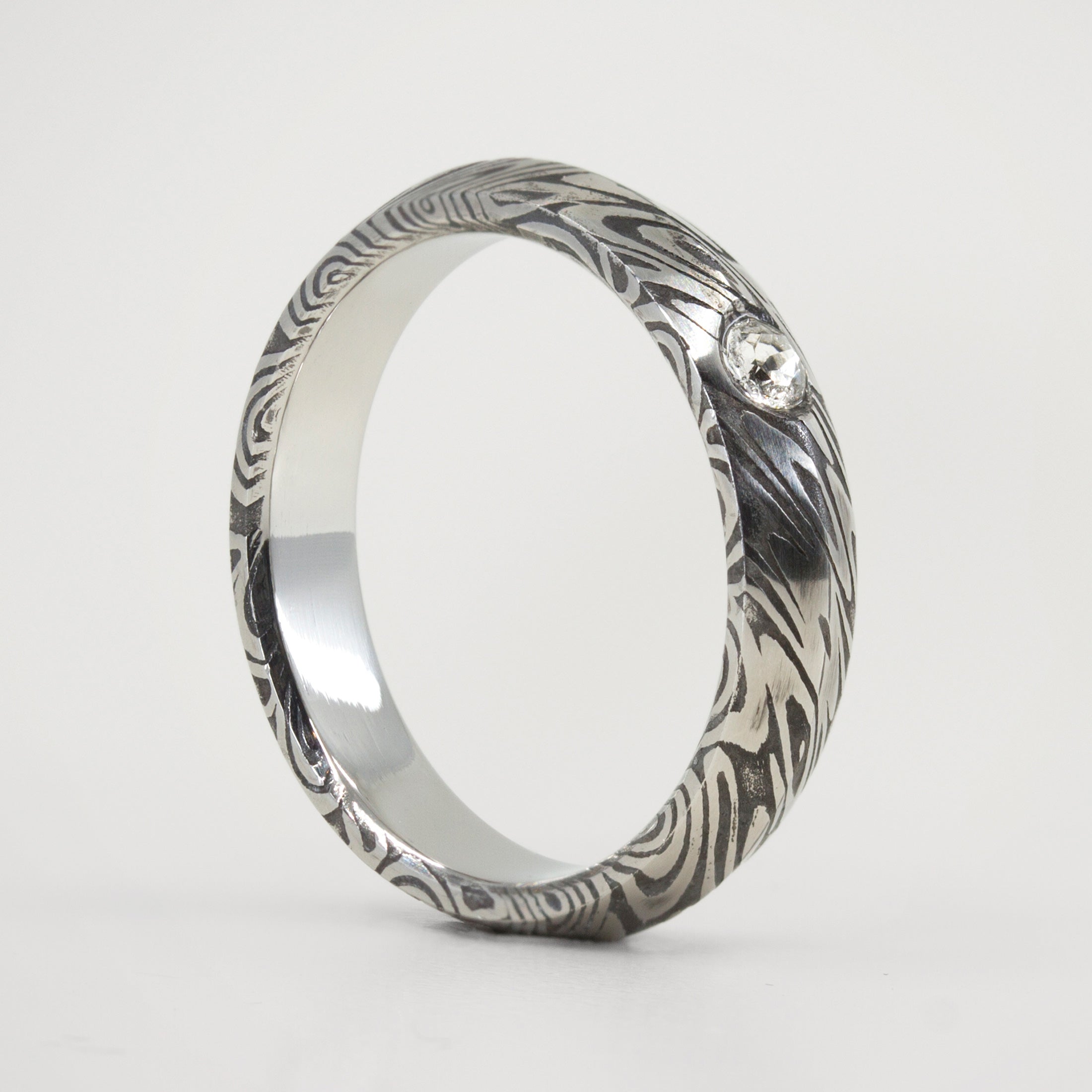 Anillo acero damasco BTÑ añejado platillo con cristal