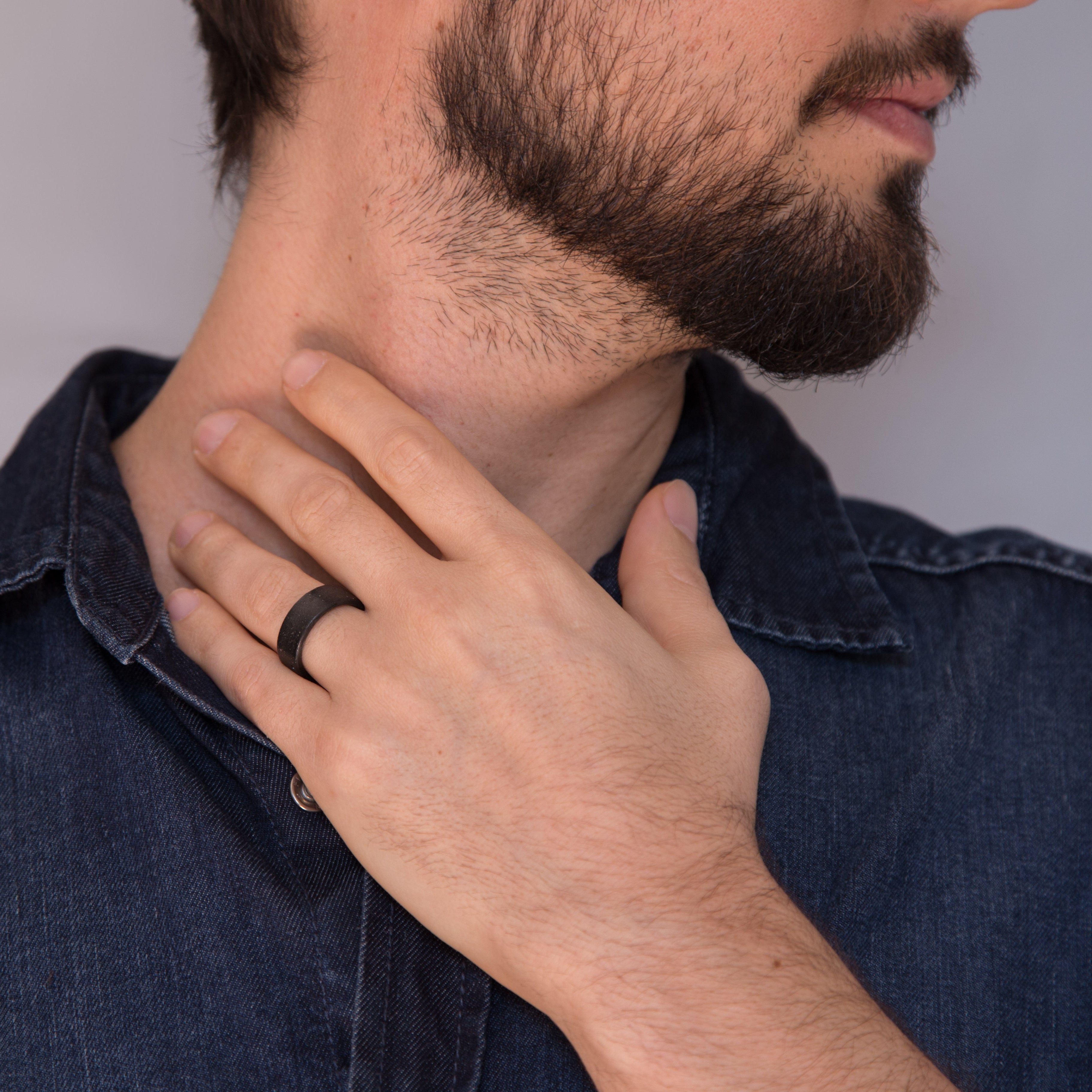 Anillo concreto con chips de nácar