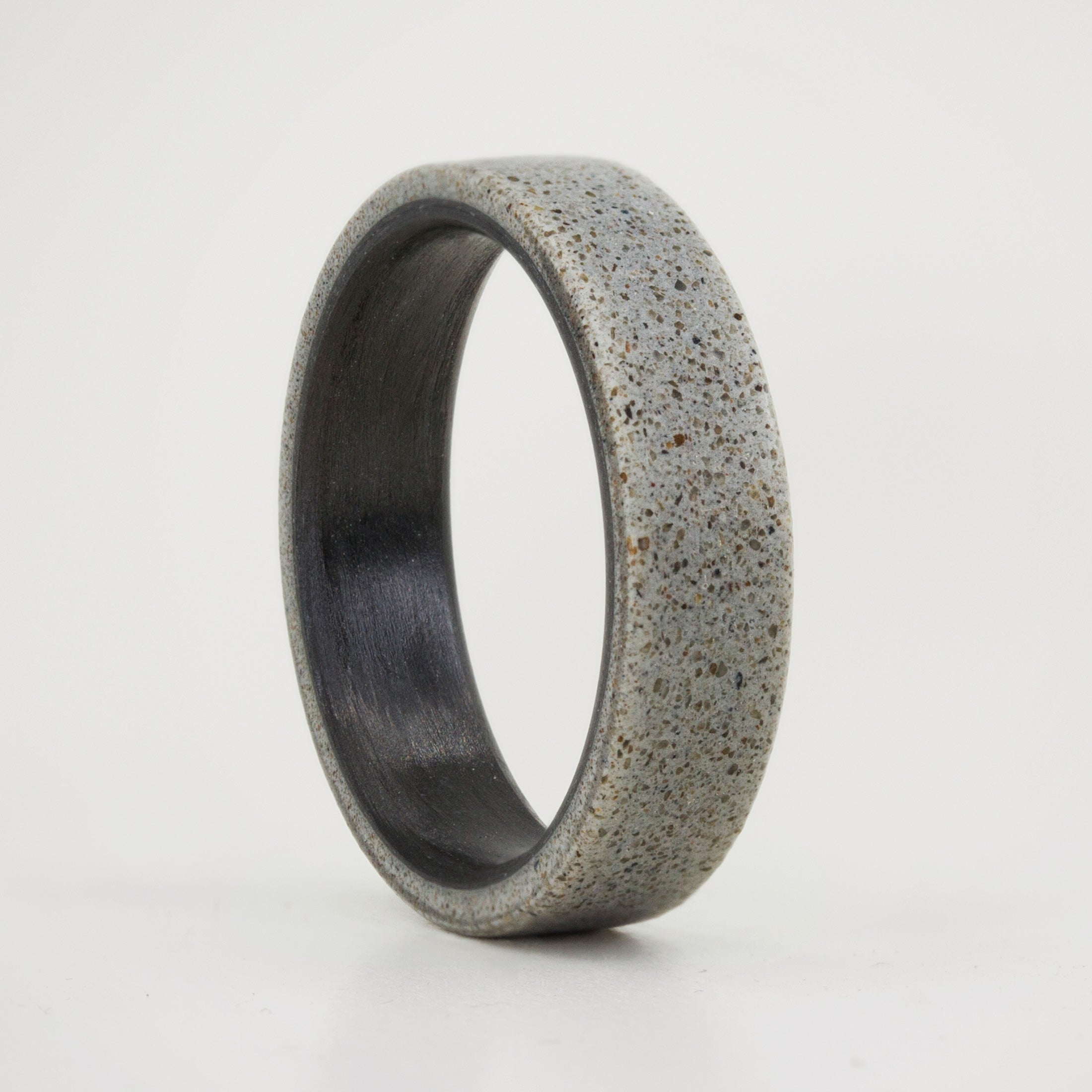 Anillo concreto gris y fibra de carbono cinta