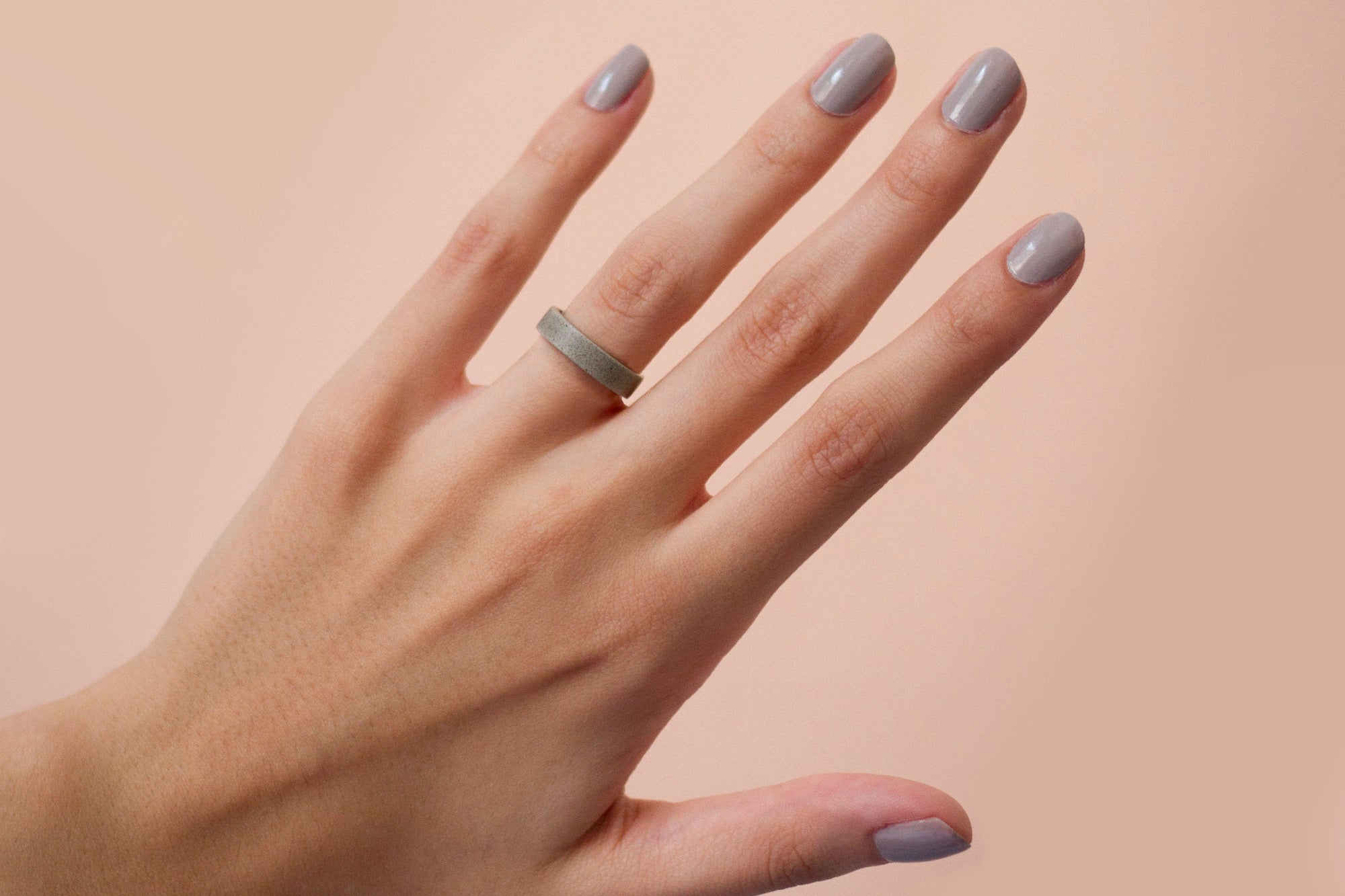 Anillo concreto gris y fibra de carbono cinta