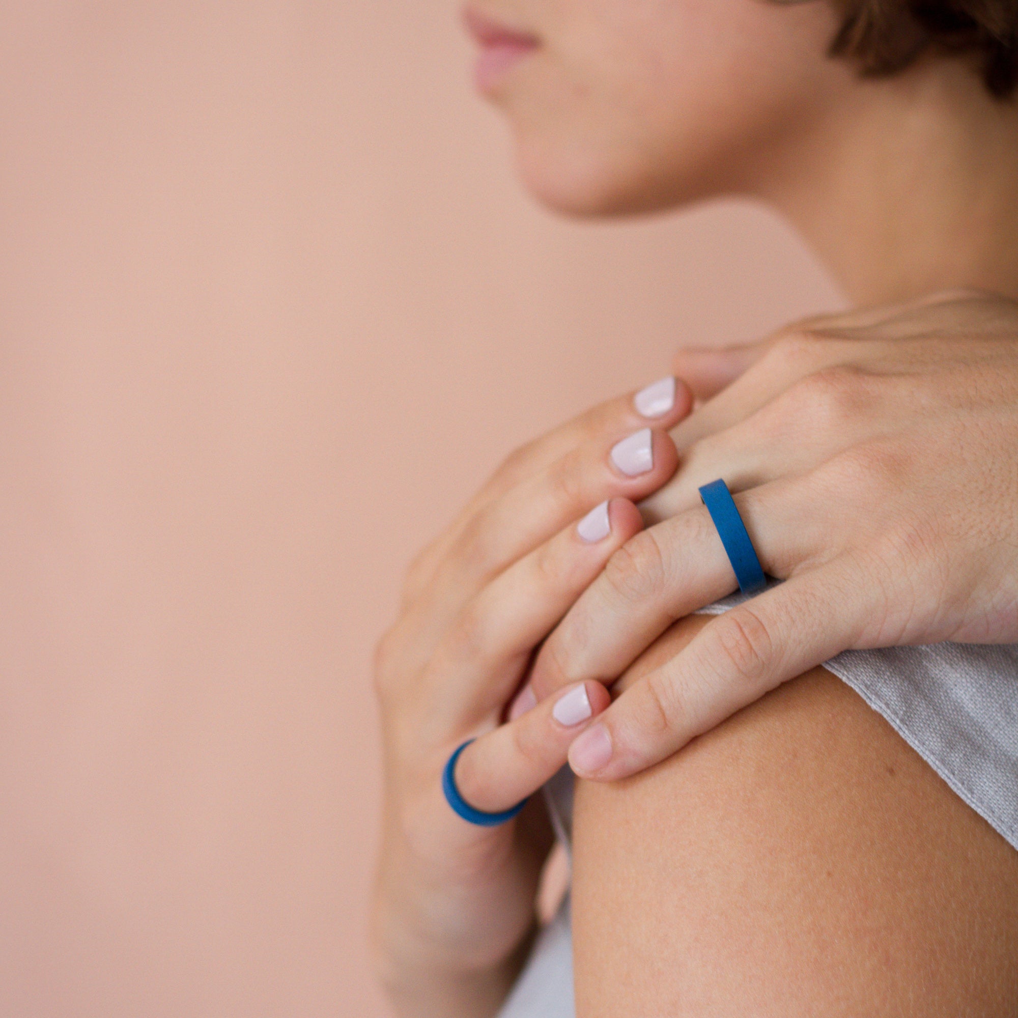Anillo concreto azul cinta