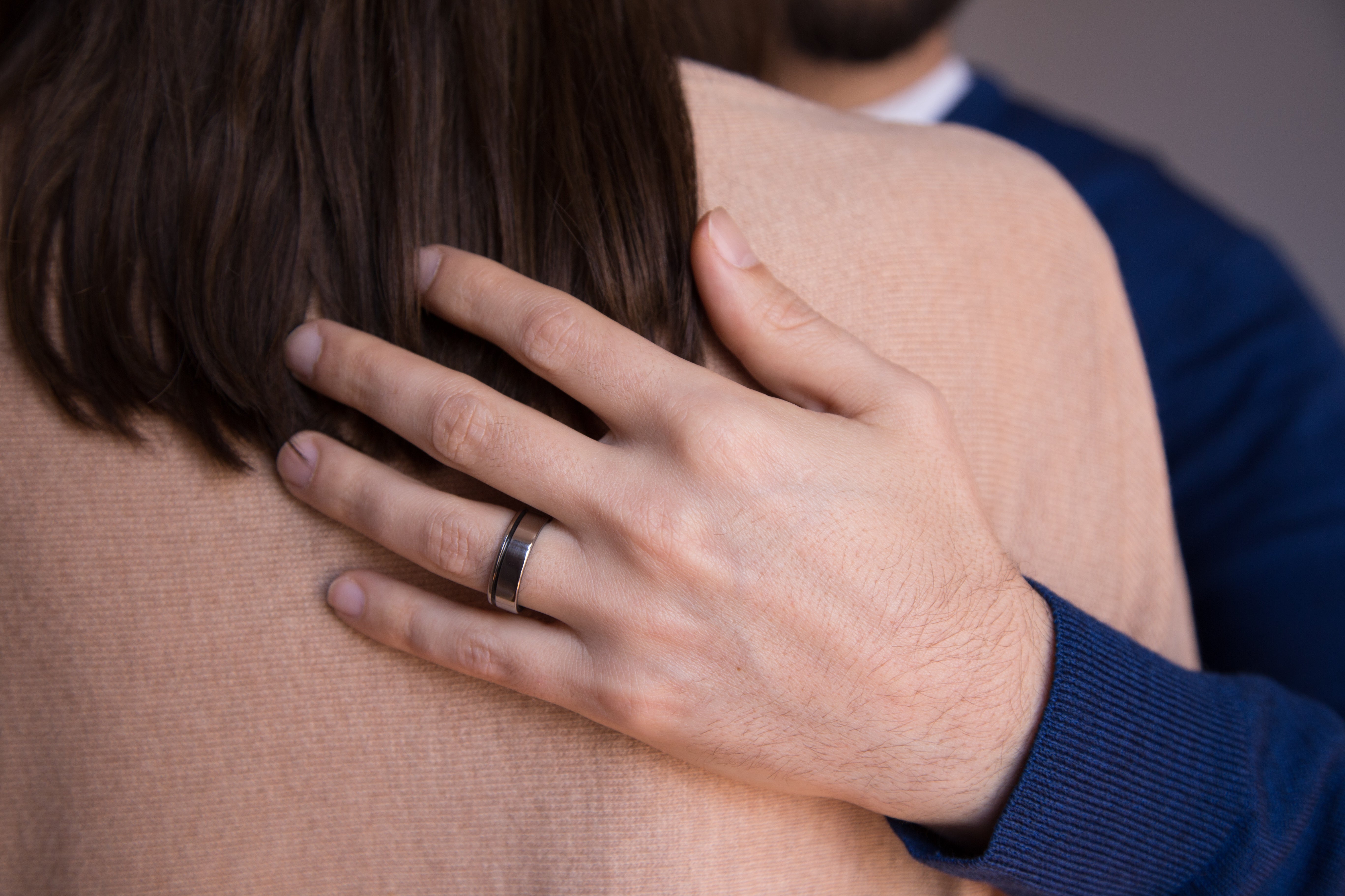 Anillo bajorrelieve bajorrelieve titanio pulido