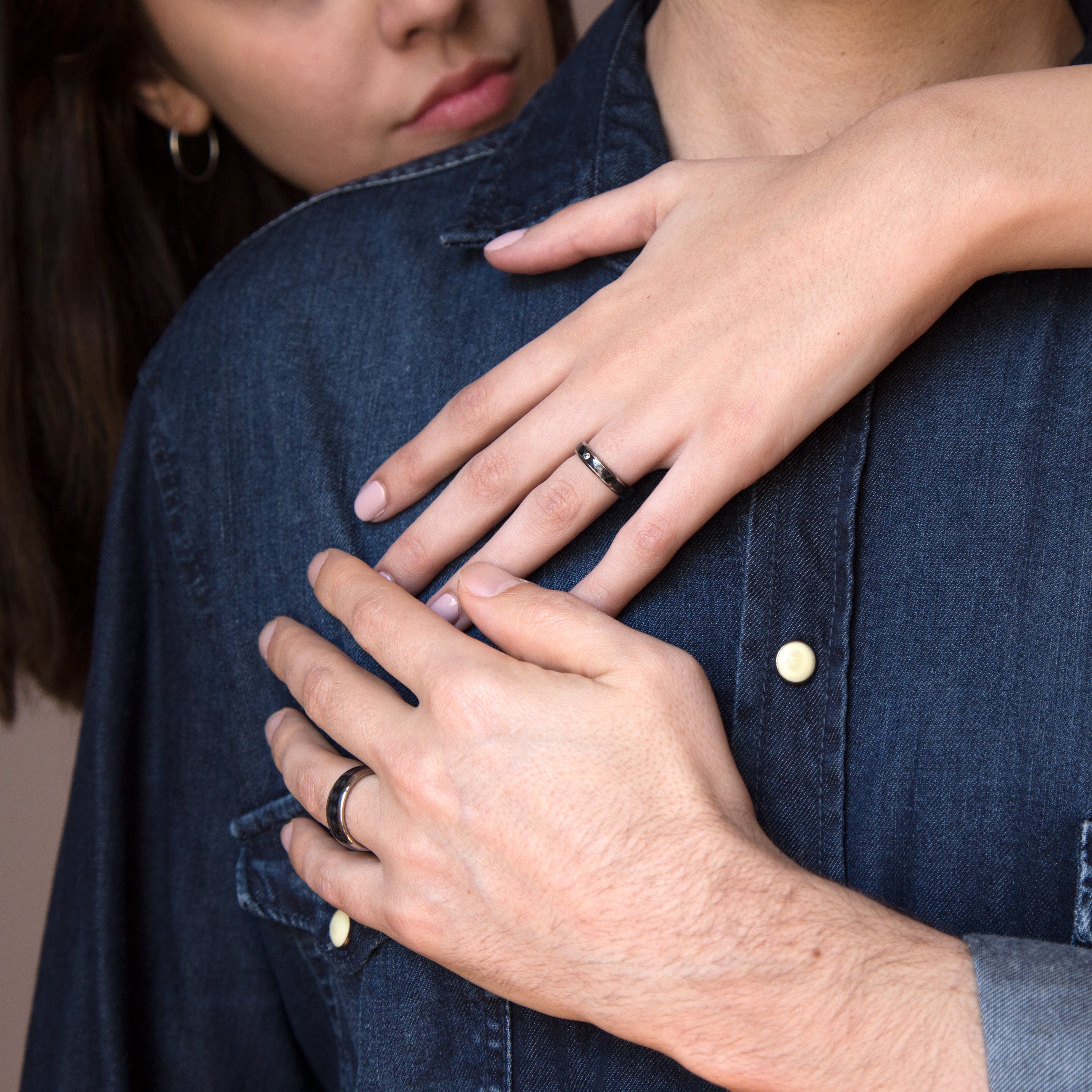 Set alianzas carbon twill y titanio