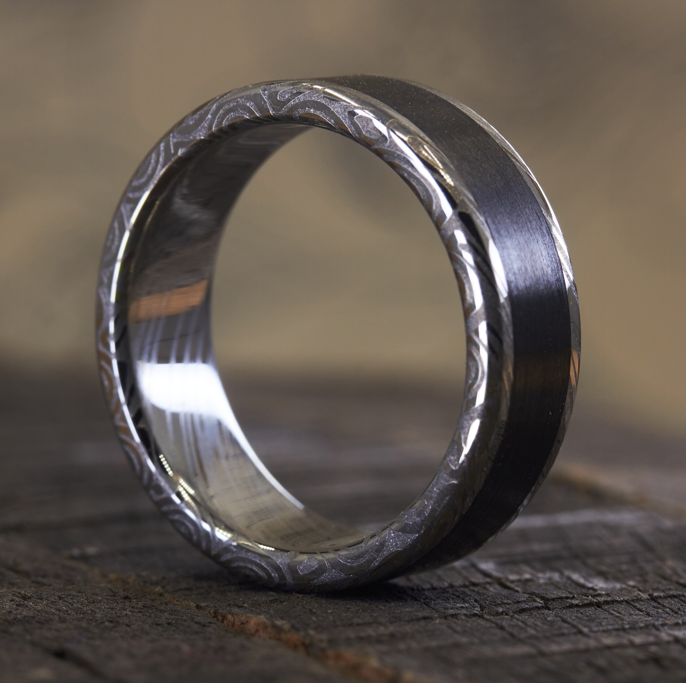 Anillo parallels acero damasco y carbon