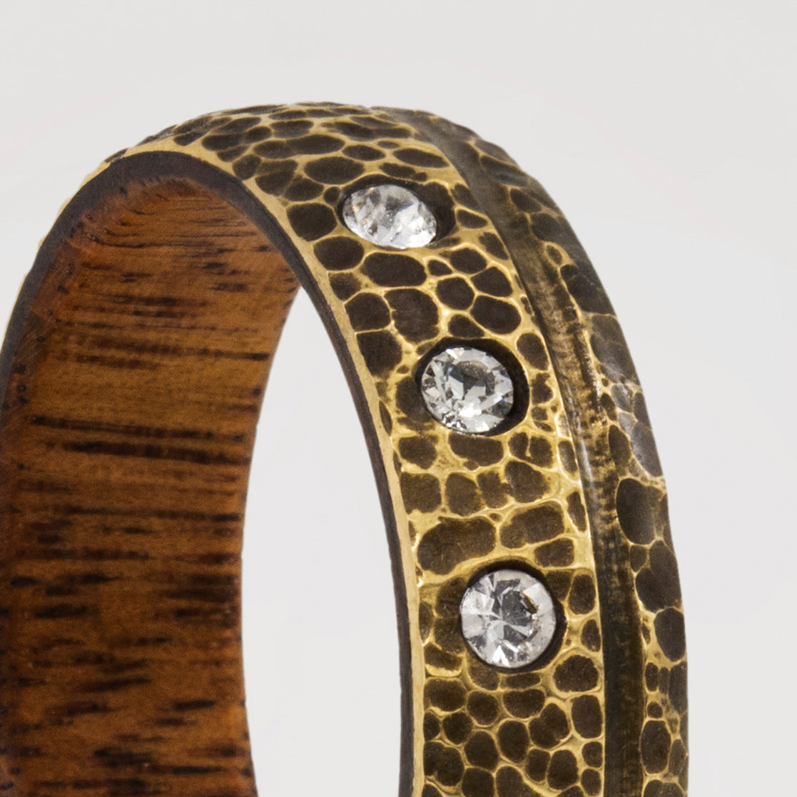 Anillo bronce martelado con cristales y madera