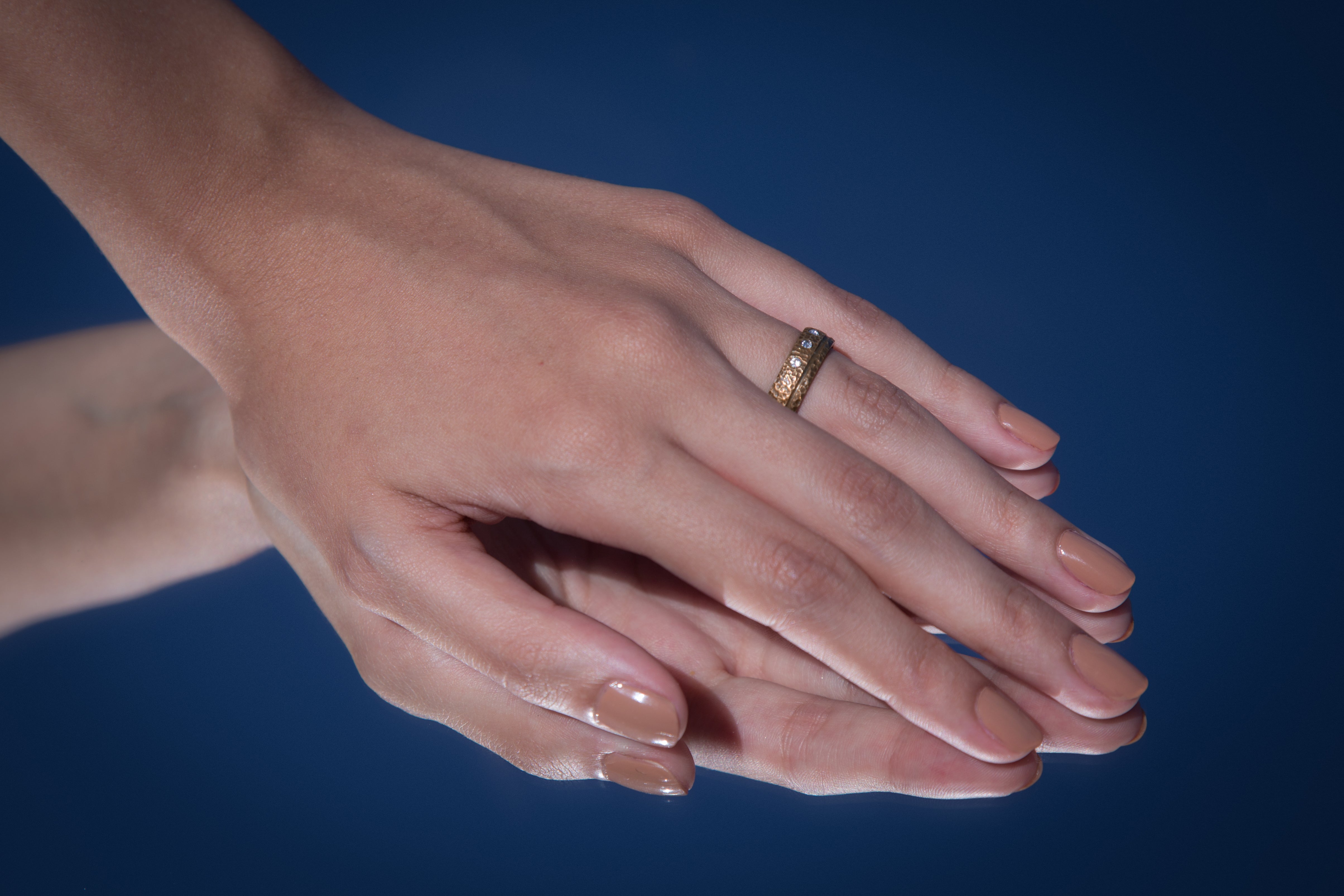 Anillo bronce martelado con cristales y madera