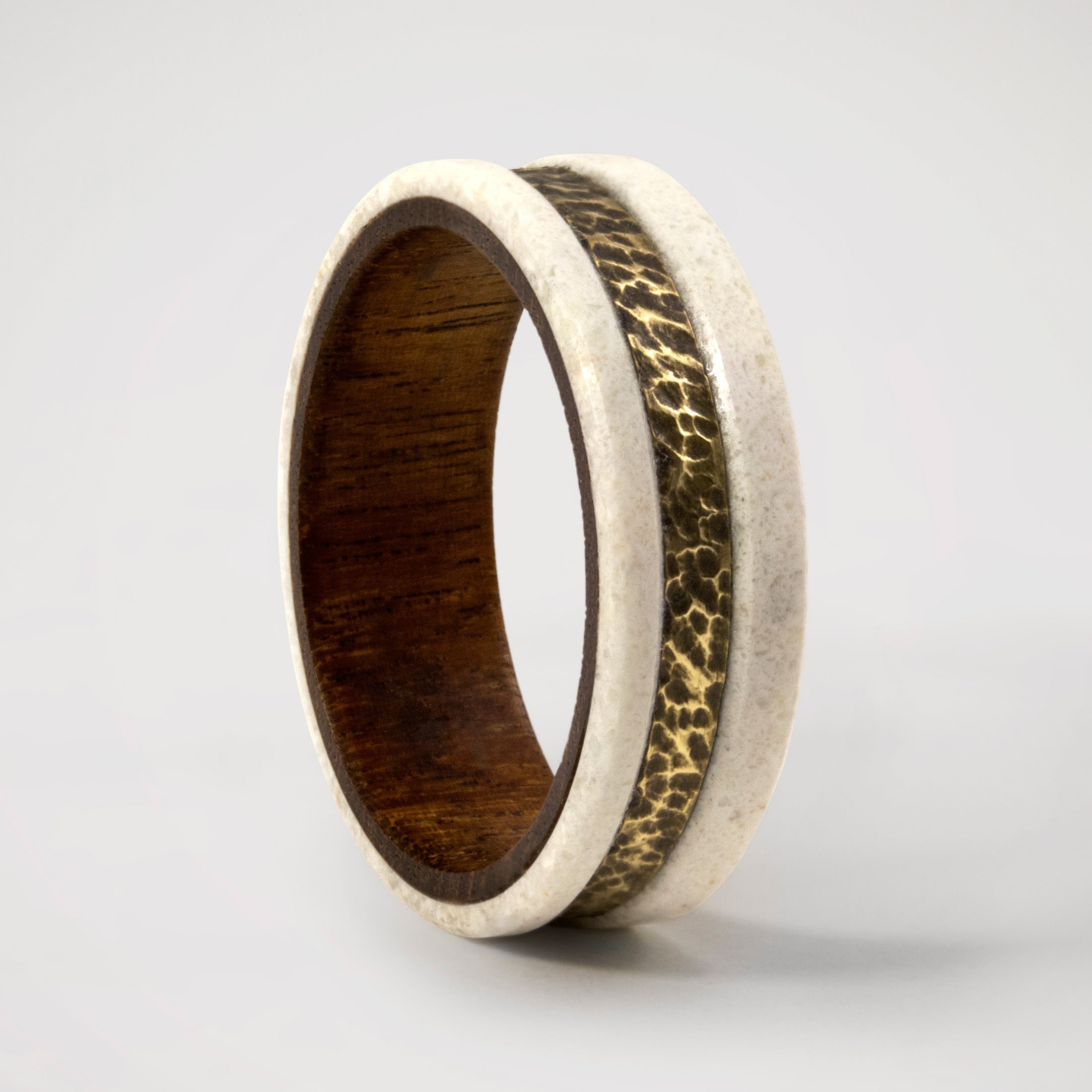 Anillo bajorrelieve carrara, bronce y madera