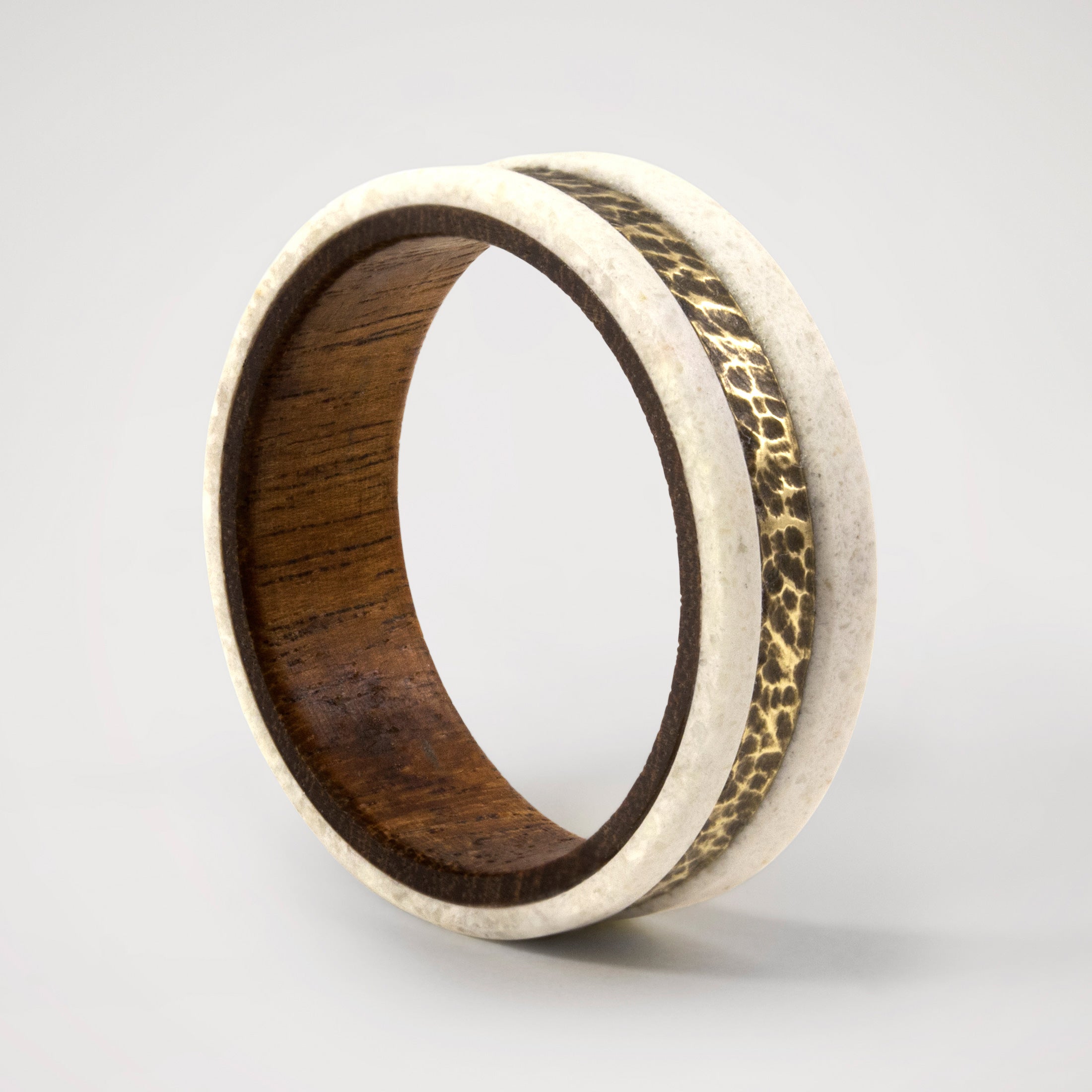Anillo bajorrelieve carrara, bronce y madera