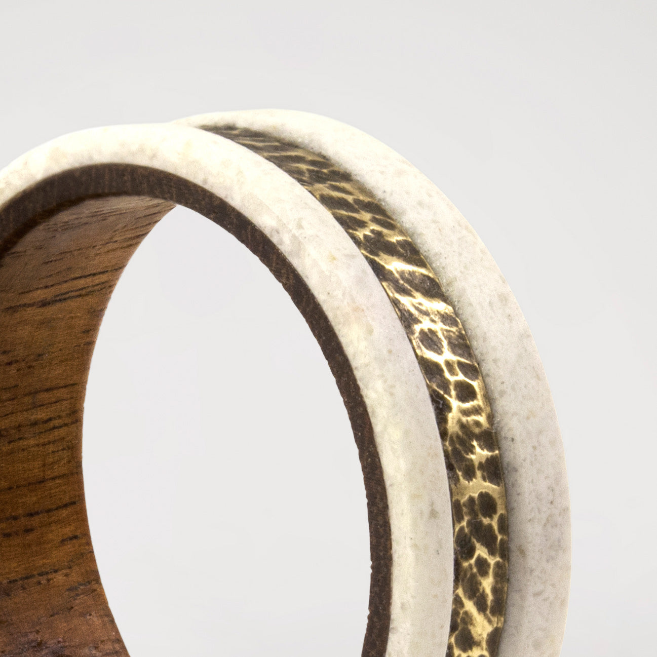 Anillo bajorrelieve carrara, bronce y madera