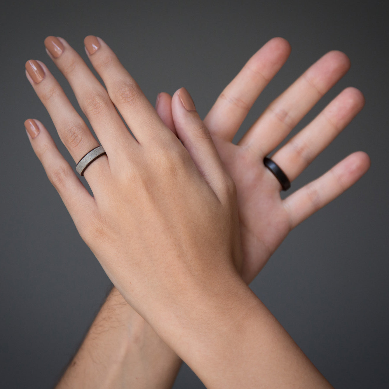 Anillo concreto gris y madera