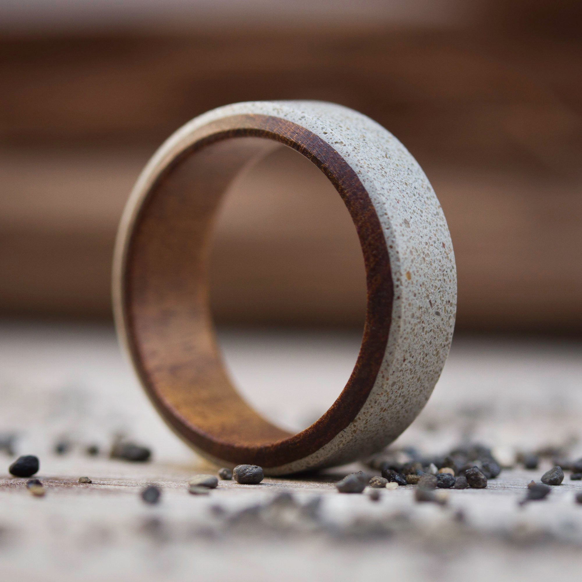 Anillo concreto gris y madera biselado