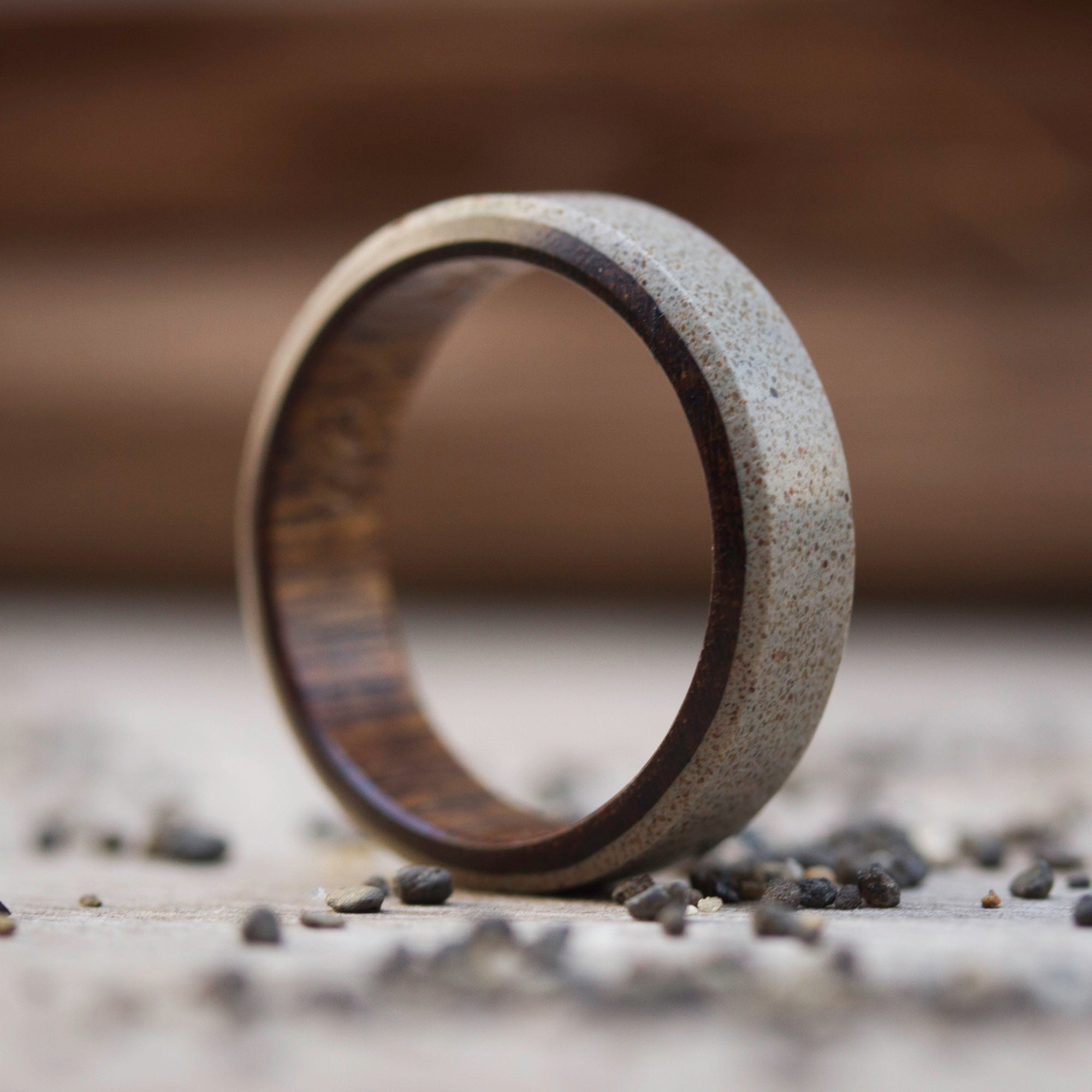 Anillo concreto gris y madera