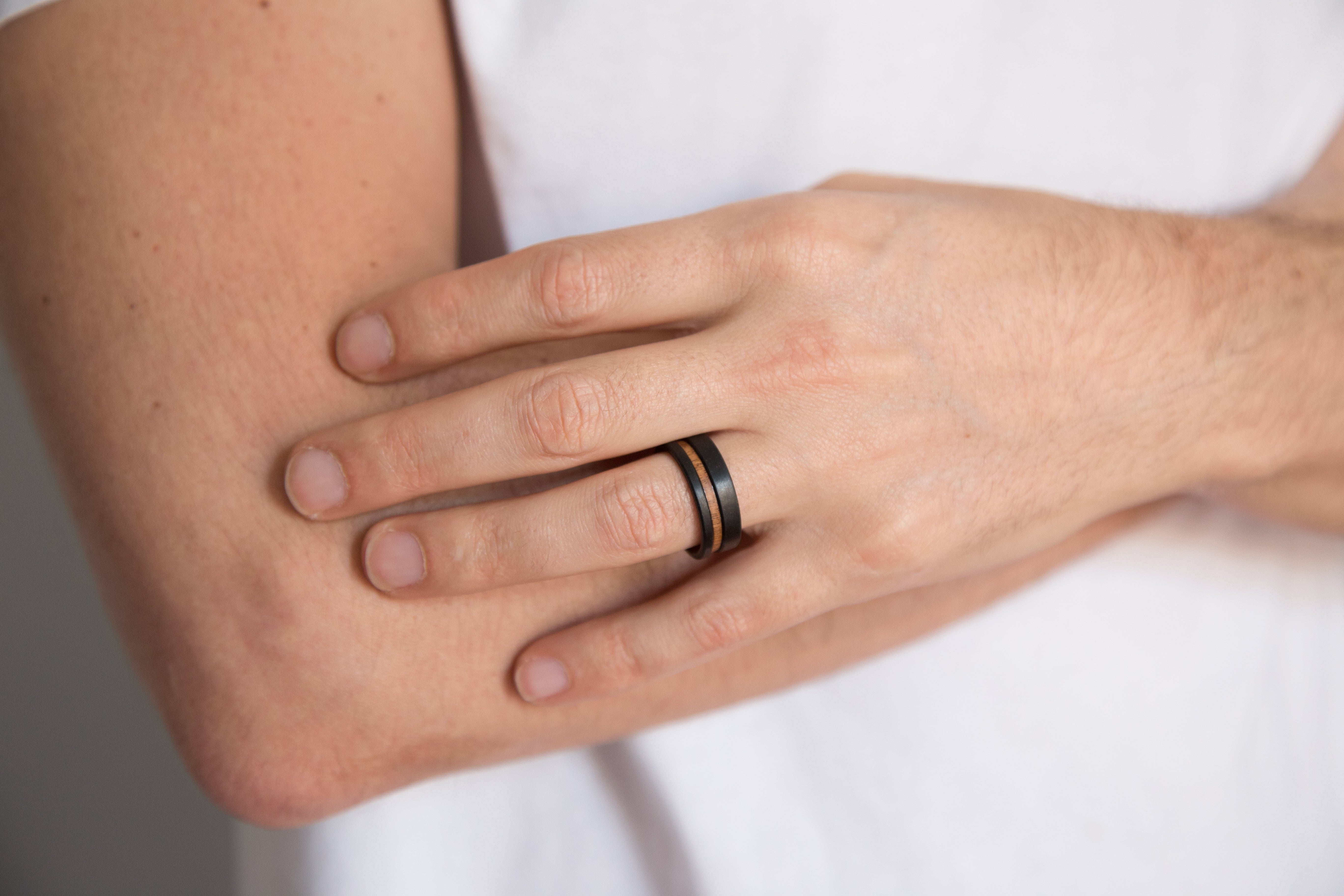 Anillo bajorrelieve concreto negro y madera