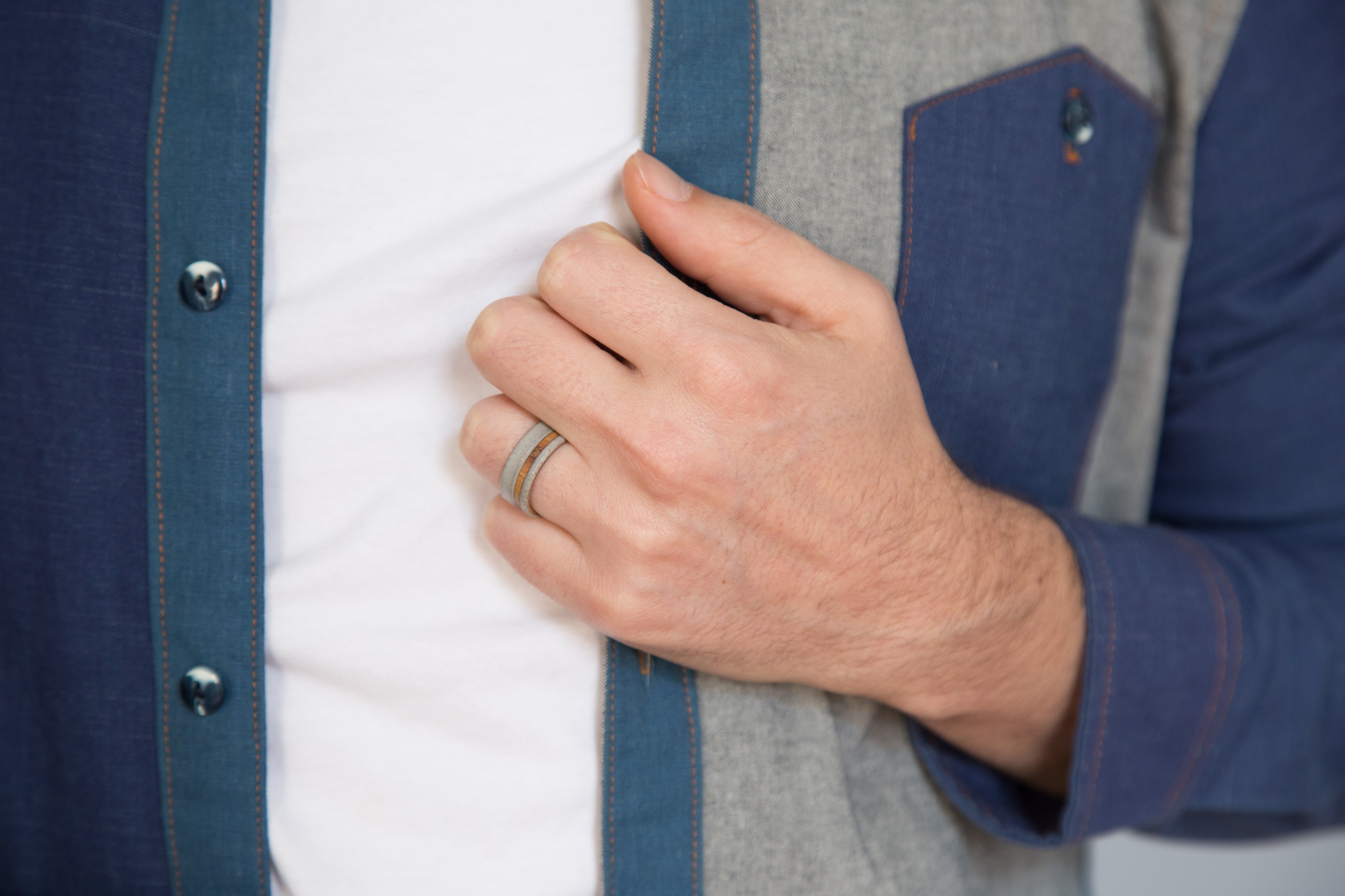 Anillo bajorrelieve concreto gris y madera de incienso